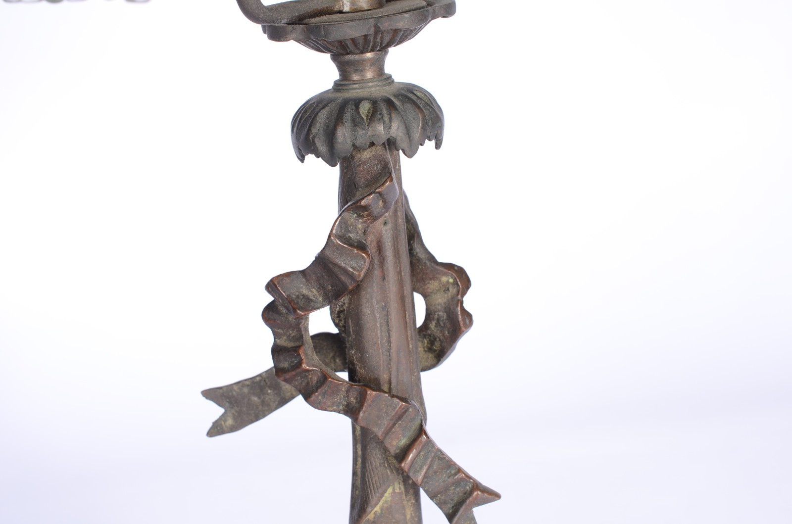 Abatjour com base de metal, cúpula opalinada branca e canutilhos de... - foto 3 de 7
