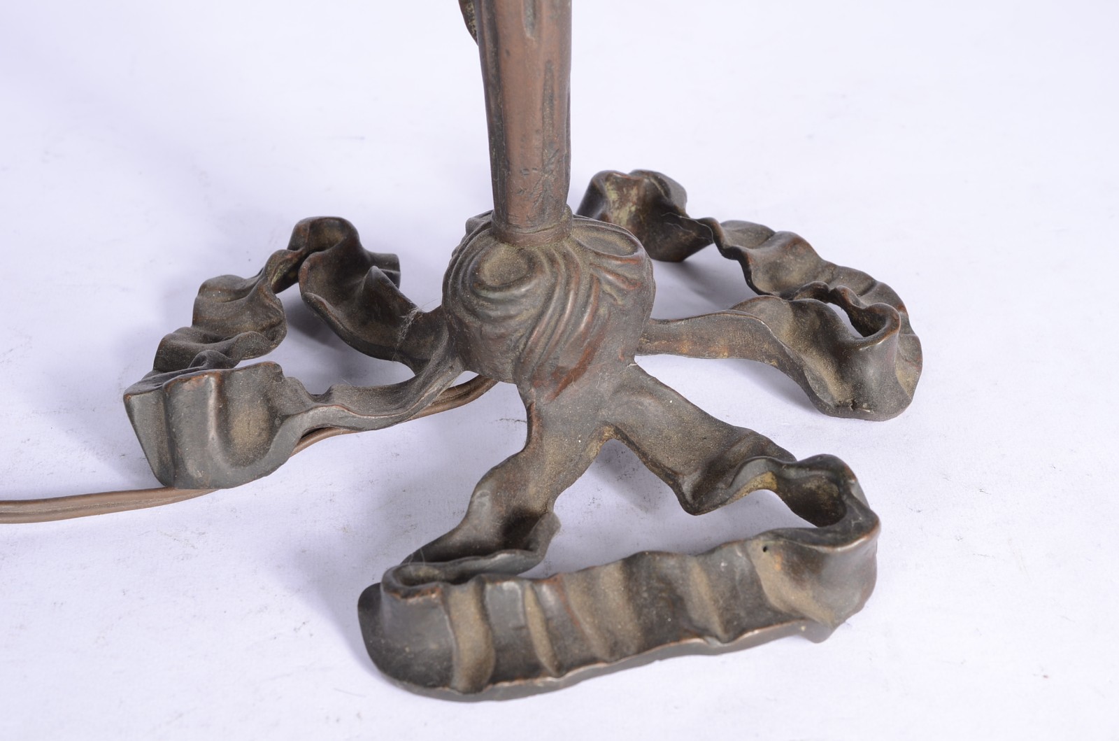 Abatjour com base de metal, cúpula opalinada branca e canutilhos de... - foto 4 de 7