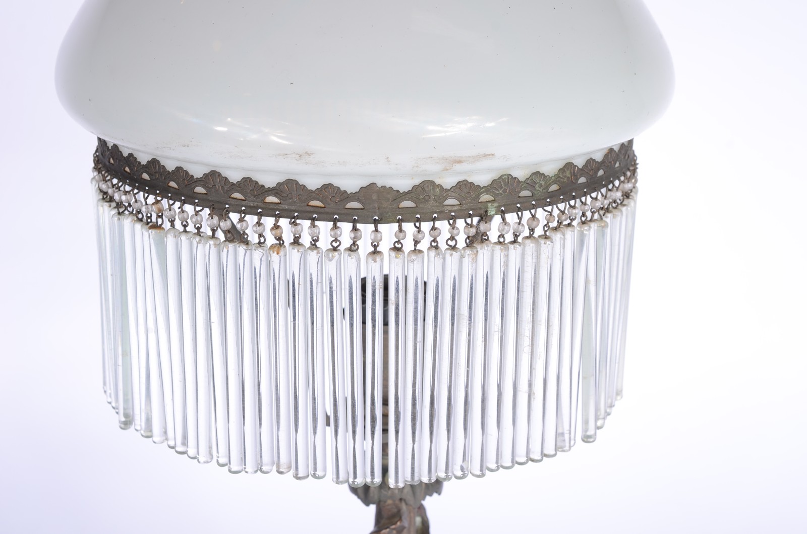 Abatjour com base de metal, cúpula opalinada branca e canutilhos de... - foto 5 de 7