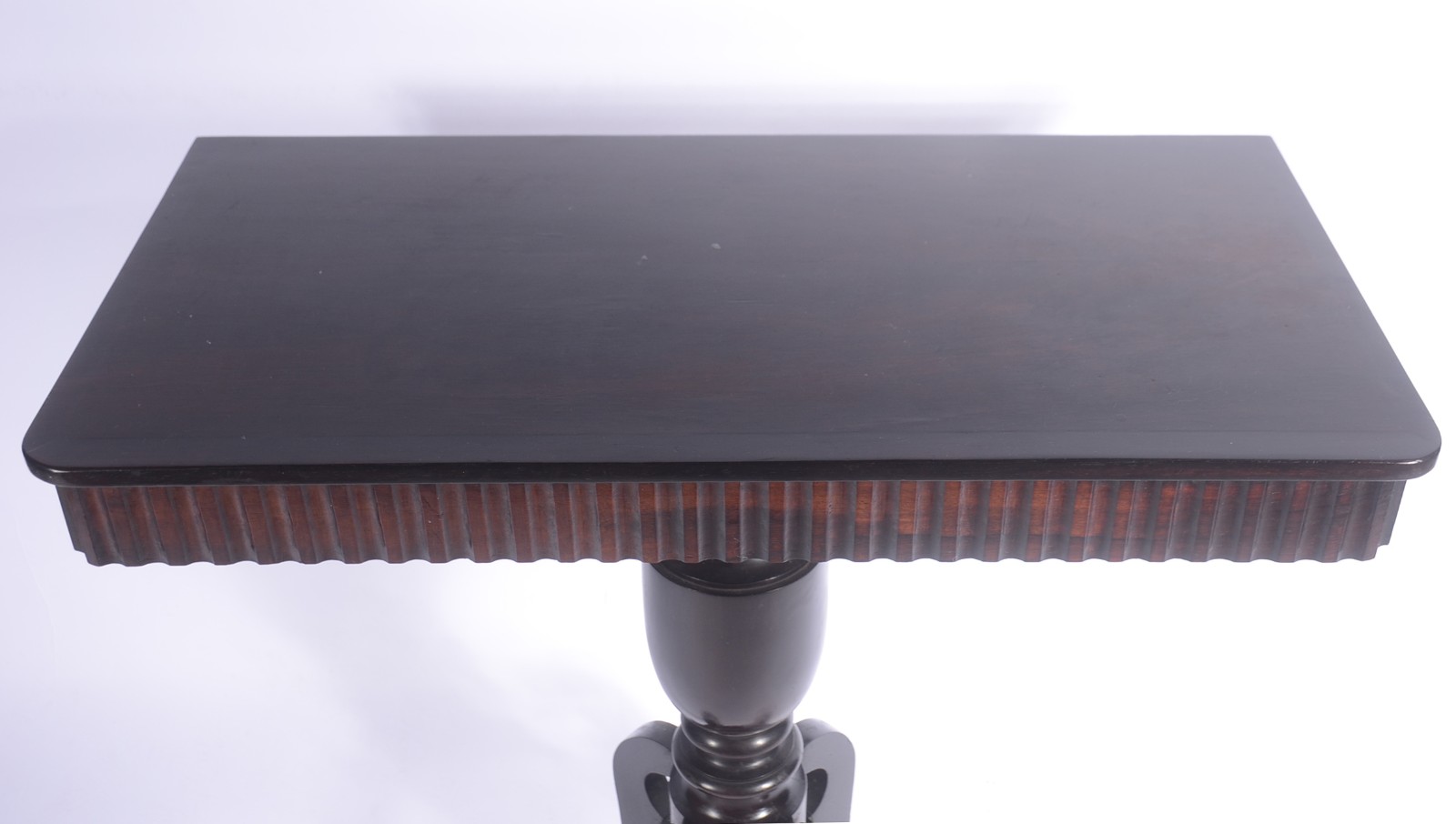Mesa aparador de madeira nobre, saia canelada, tampo apoiado em com... - foto 5 de 6
