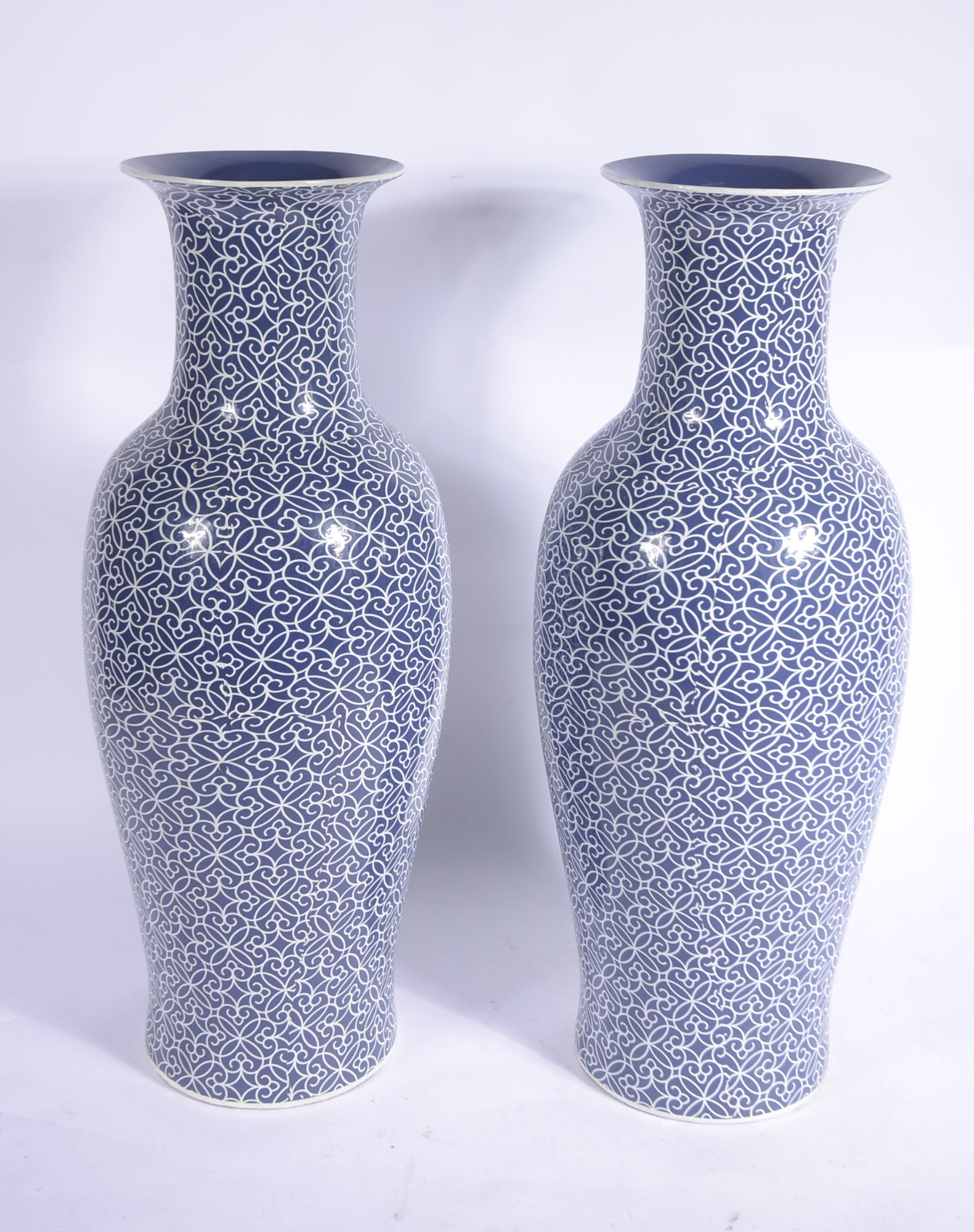 Par de grandes jarros de porcelana decorados em azul e branco. - foto 1 de 5
