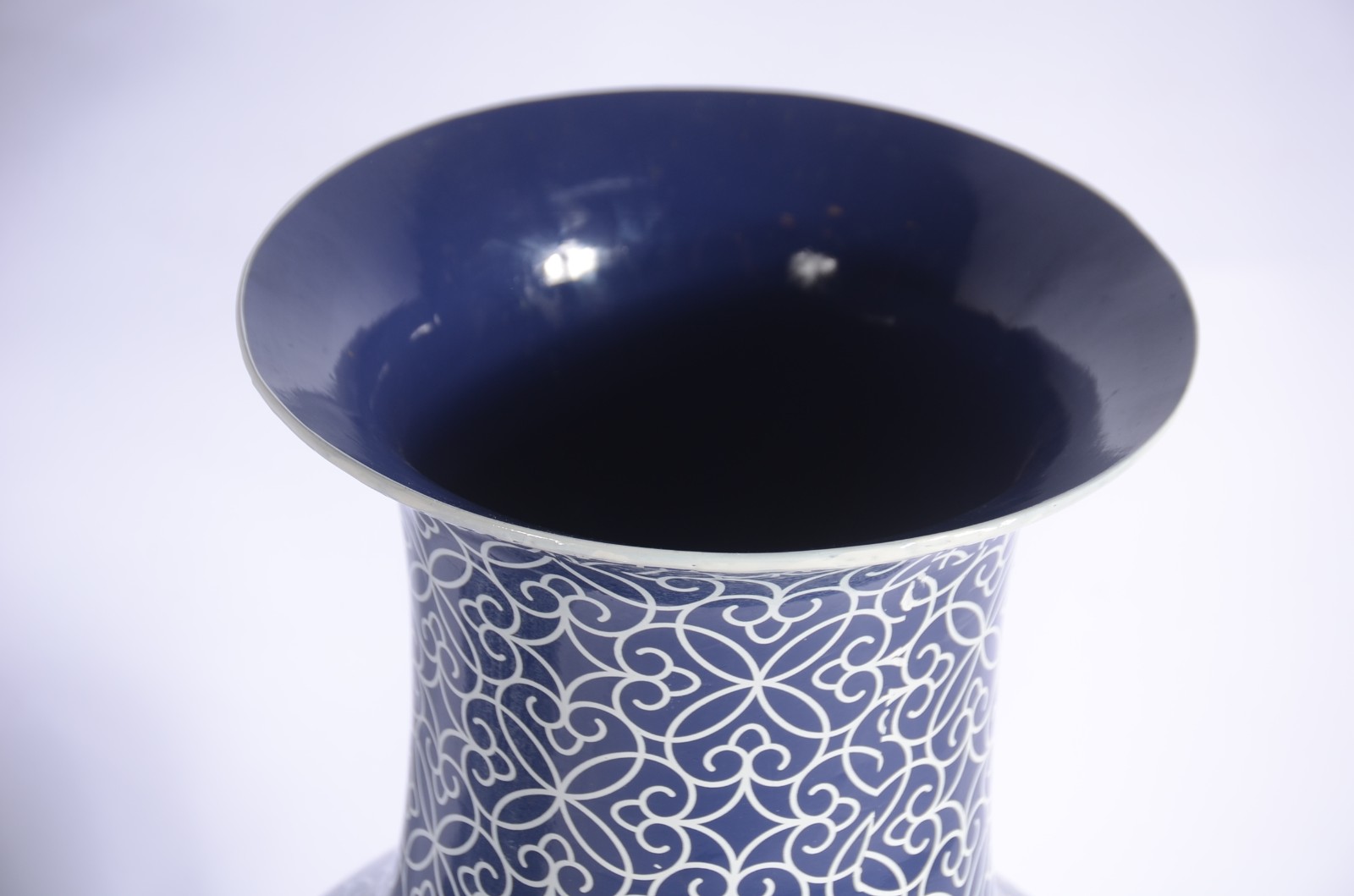Par de grandes jarros de porcelana decorados em azul e branco. - foto 2 de 5