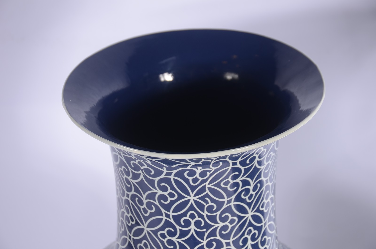 Par de grandes jarros de porcelana decorados em azul e branco. - foto 3 de 5