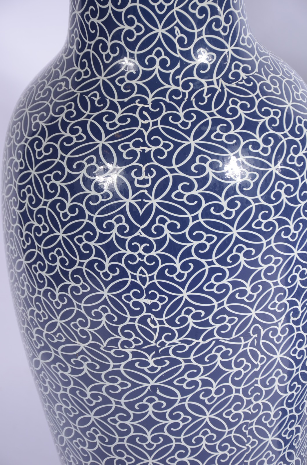 Par de grandes jarros de porcelana decorados em azul e branco. - foto 4 de 5