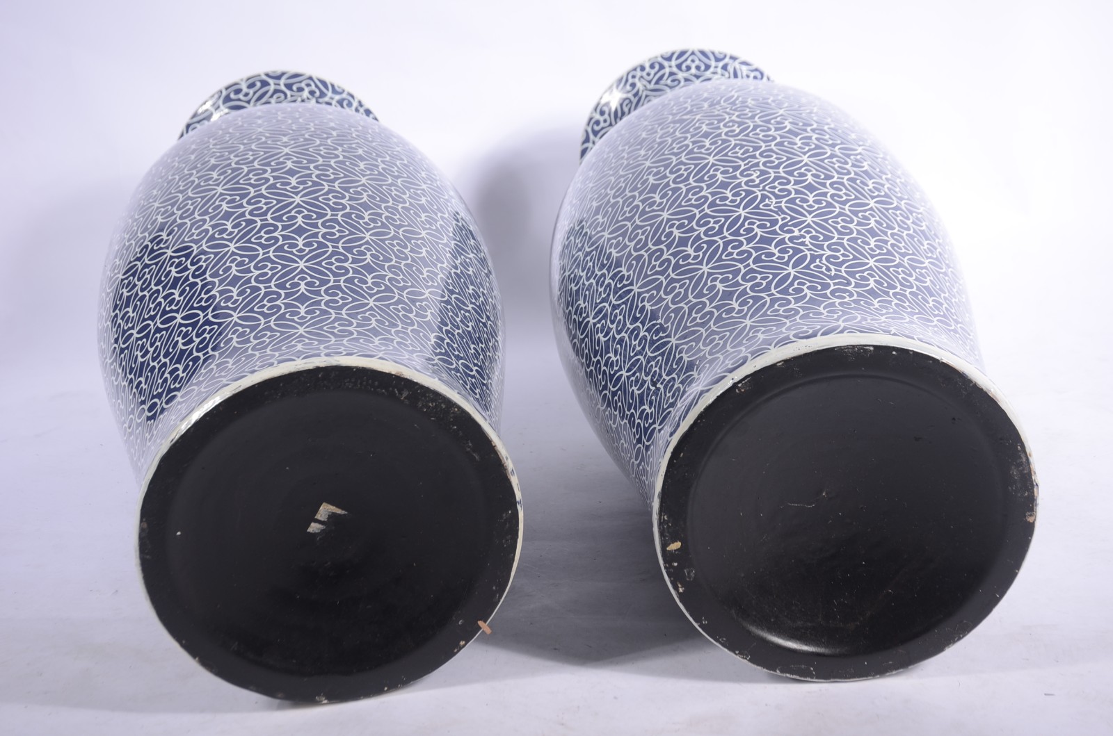 Par de grandes jarros de porcelana decorados em azul e branco. - foto 5 de 5
