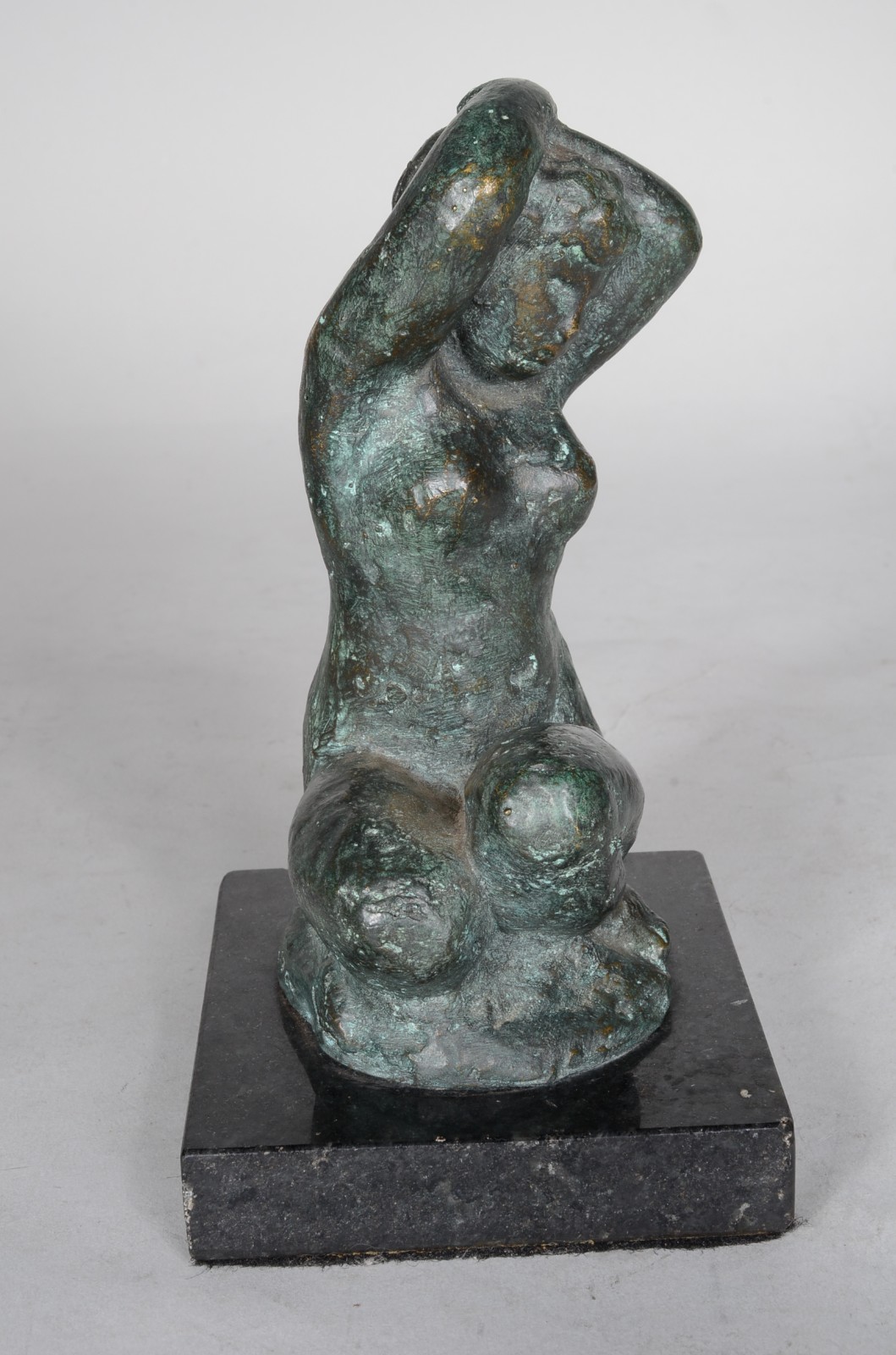 Escultura de bronze patinado, base de mármore, assinada. - foto 2 de 8