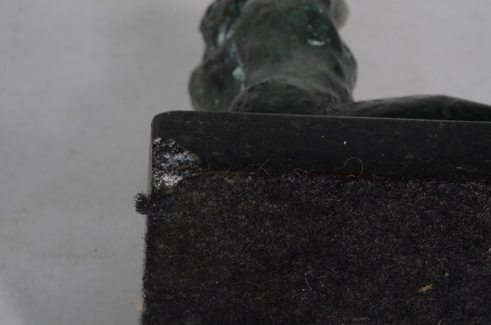 Escultura de bronze patinado, base de mármore, assinada. - foto 8 de 8