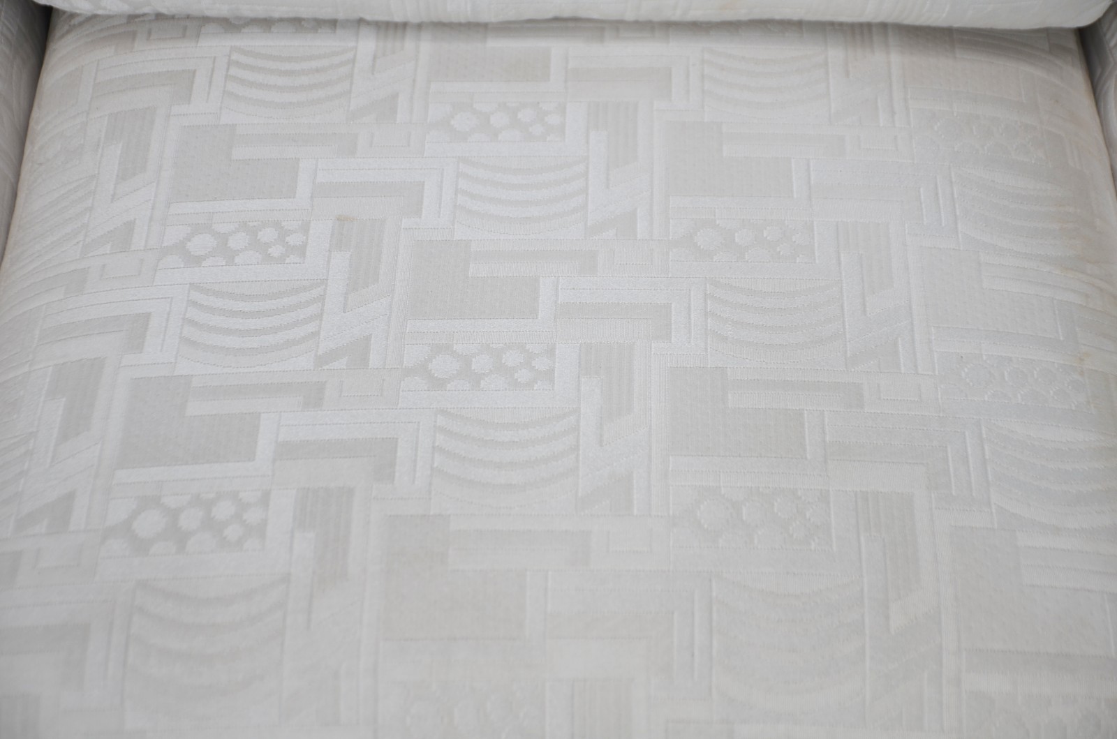 Sofá para tres lugares estofado e forrado em tecido branco. Com... - foto 3 de 10