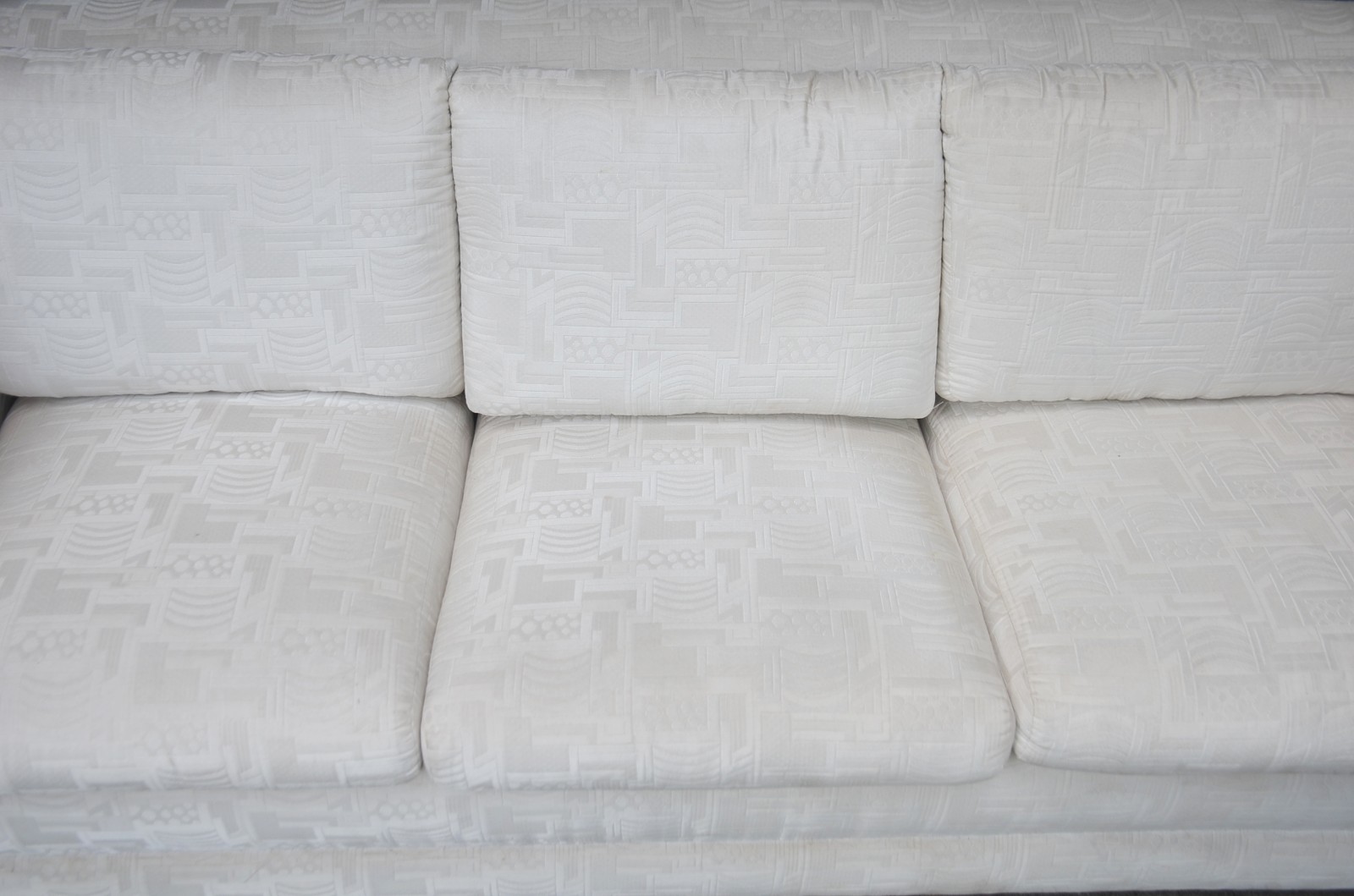Sofá para tres lugares estofado e forrado em tecido branco. Com... - foto 4 de 10