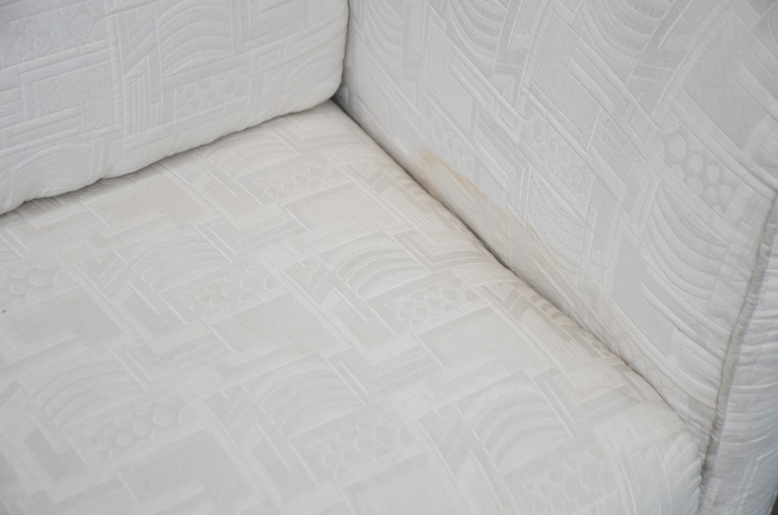 Sofá para tres lugares estofado e forrado em tecido branco. Com... - foto 5 de 10