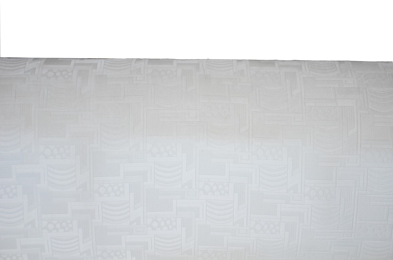 Sofá para tres lugares estofado e forrado em tecido branco. Com... - foto 7 de 10