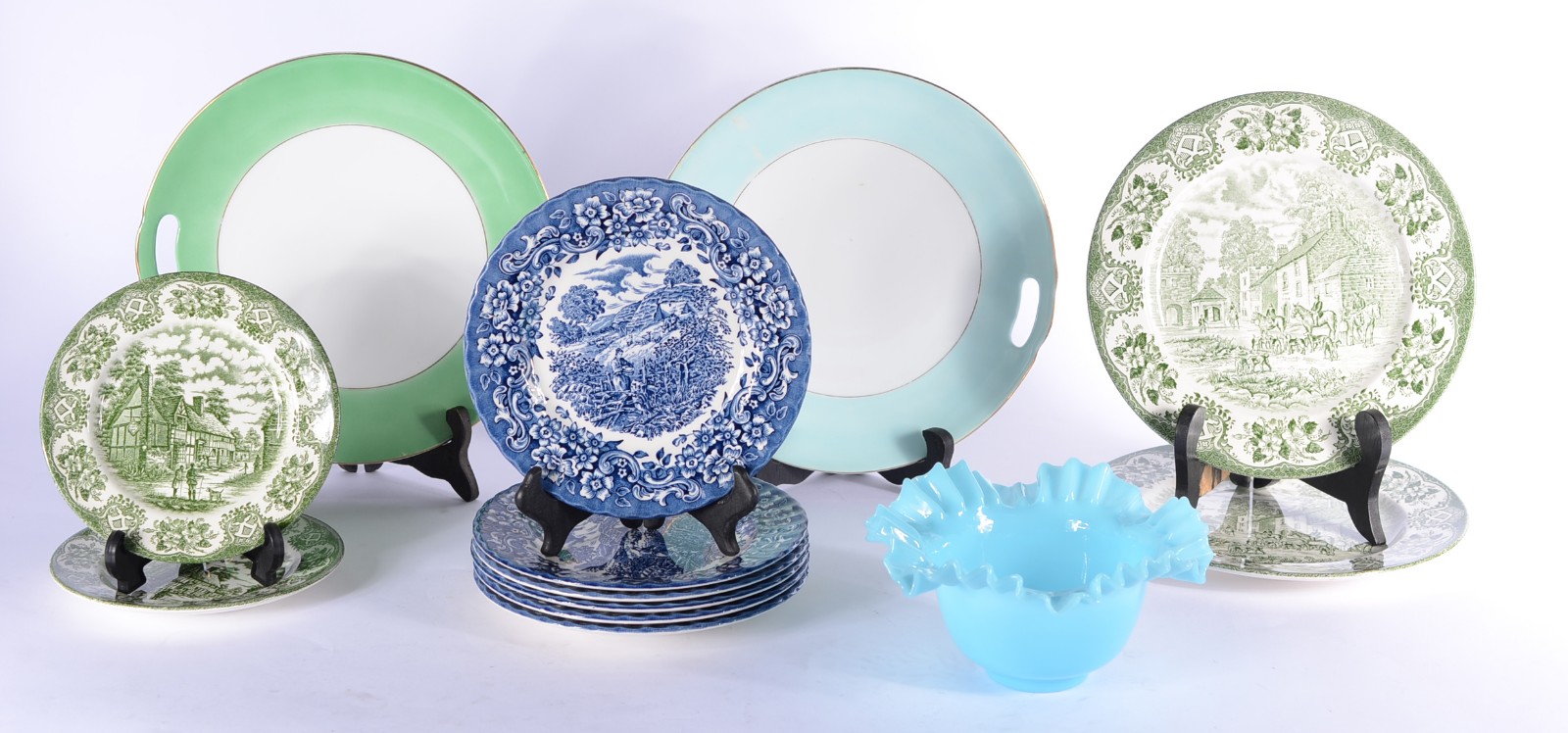 Diversas peças, sendo: bowl de opalina azul, 2 pratos grandes para... - foto 1 de 10