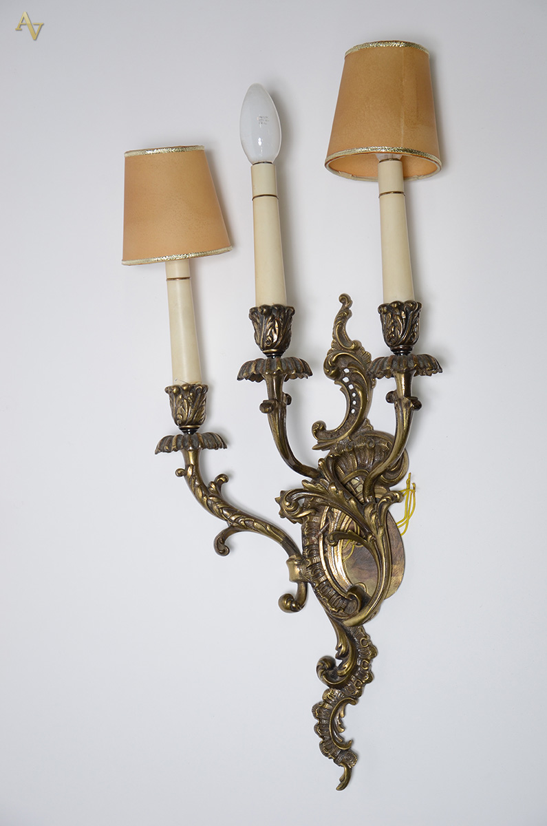 Aplique para três velas em bronze francês. Altura 57 cm (uma vela...