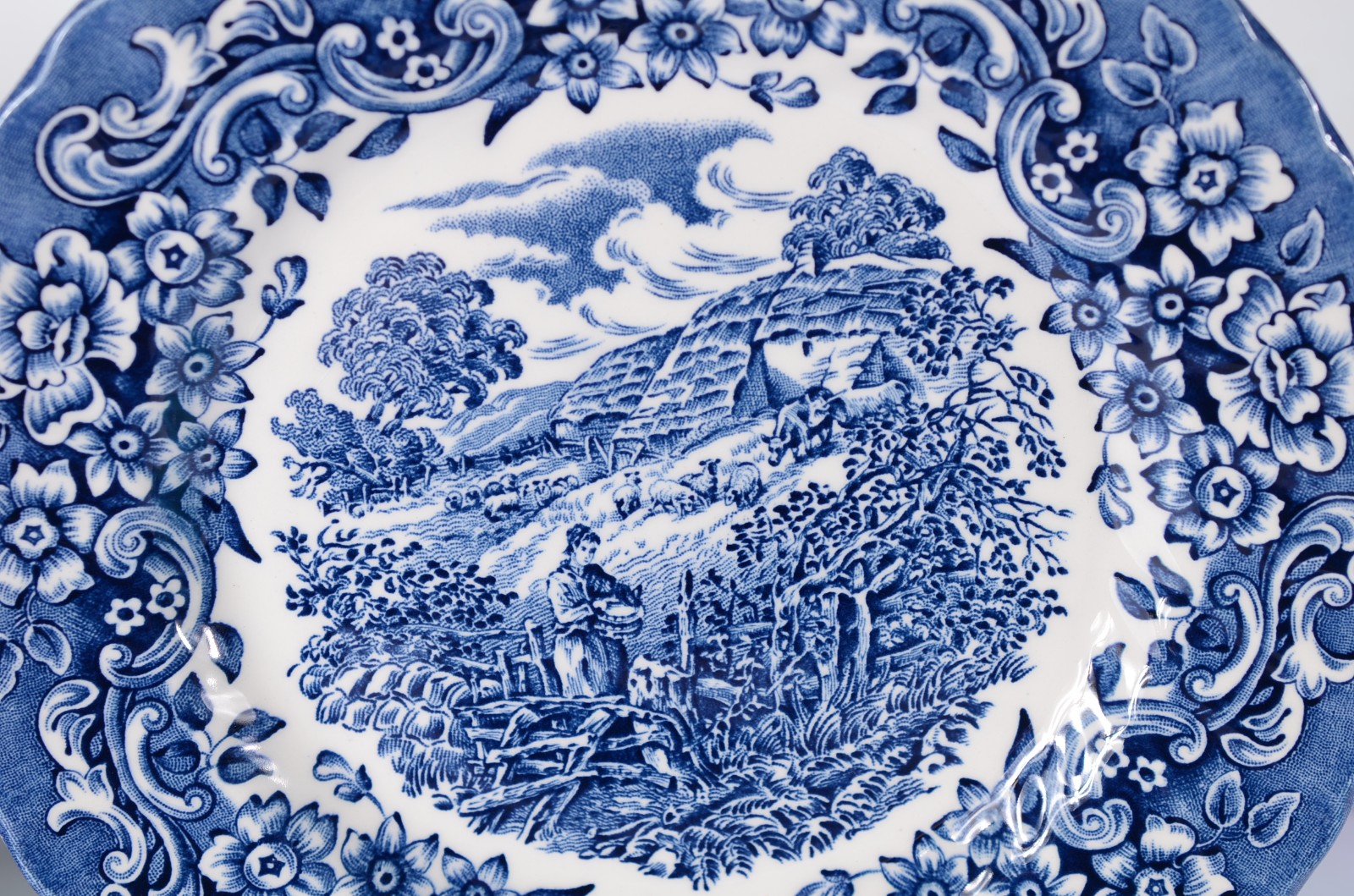 Diversas peças, sendo: bowl de opalina azul, 2 pratos grandes para... - foto 4 de 10