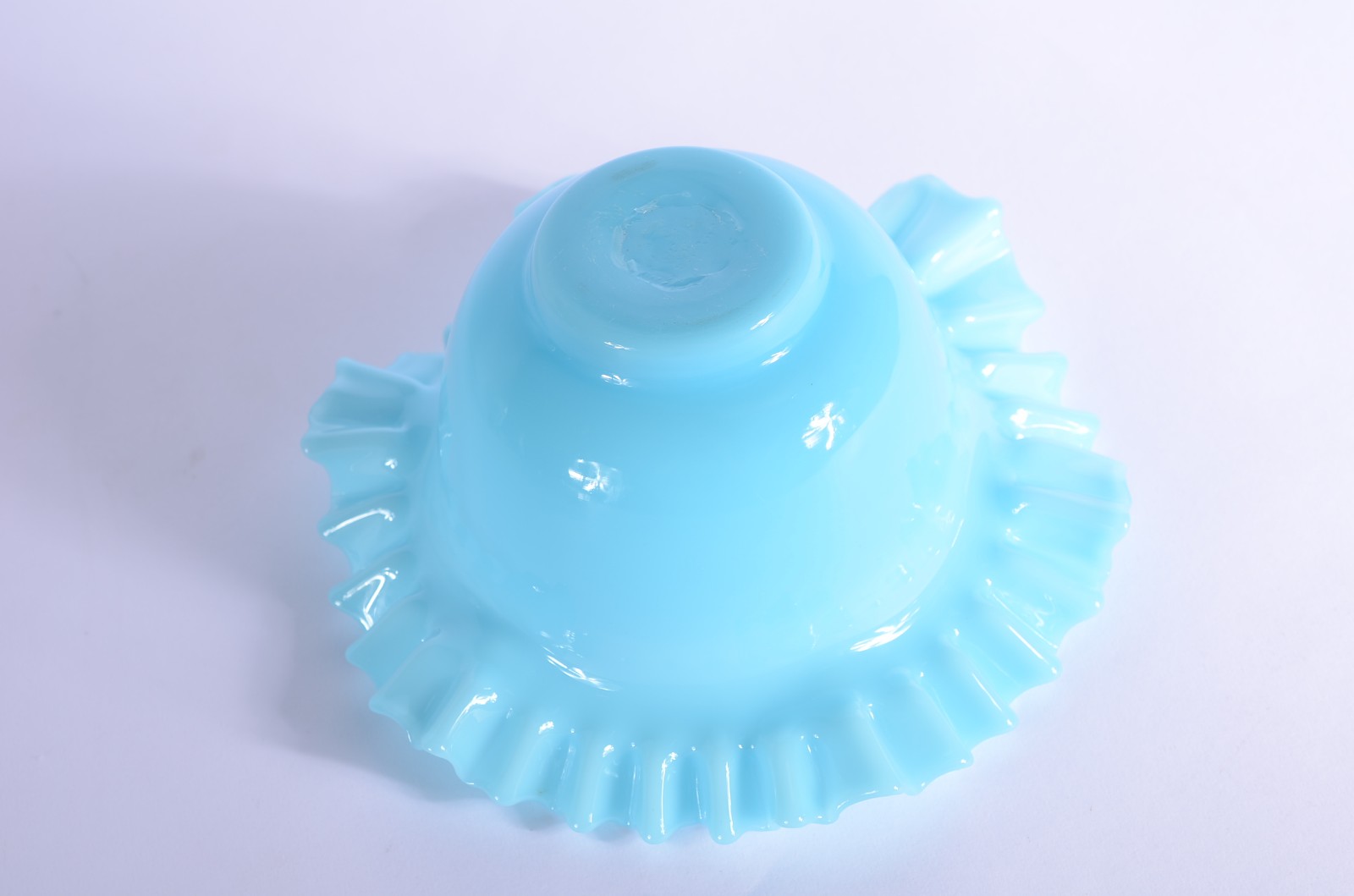 Diversas peças, sendo: bowl de opalina azul, 2 pratos grandes para... - foto 9 de 10