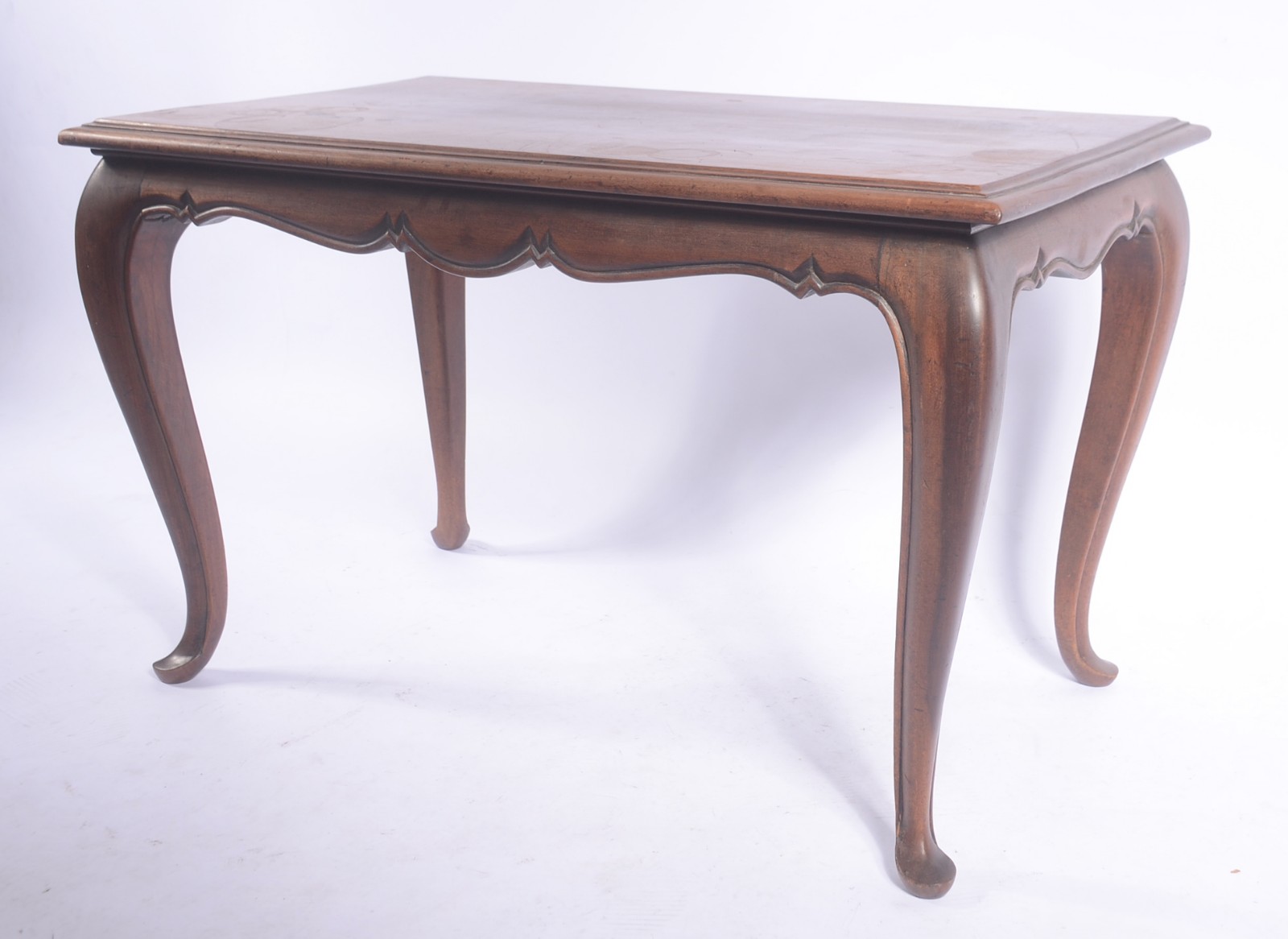 Mesa de madeira nobre, tampo apoiado em pernas ligeiramente... - foto 1 de 6