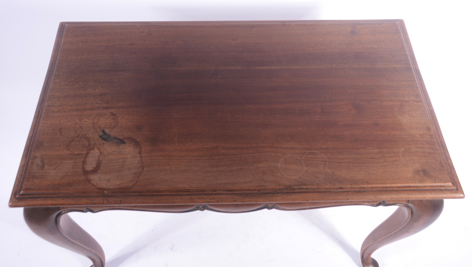 Mesa de madeira nobre, tampo apoiado em pernas ligeiramente... - foto 3 de 6