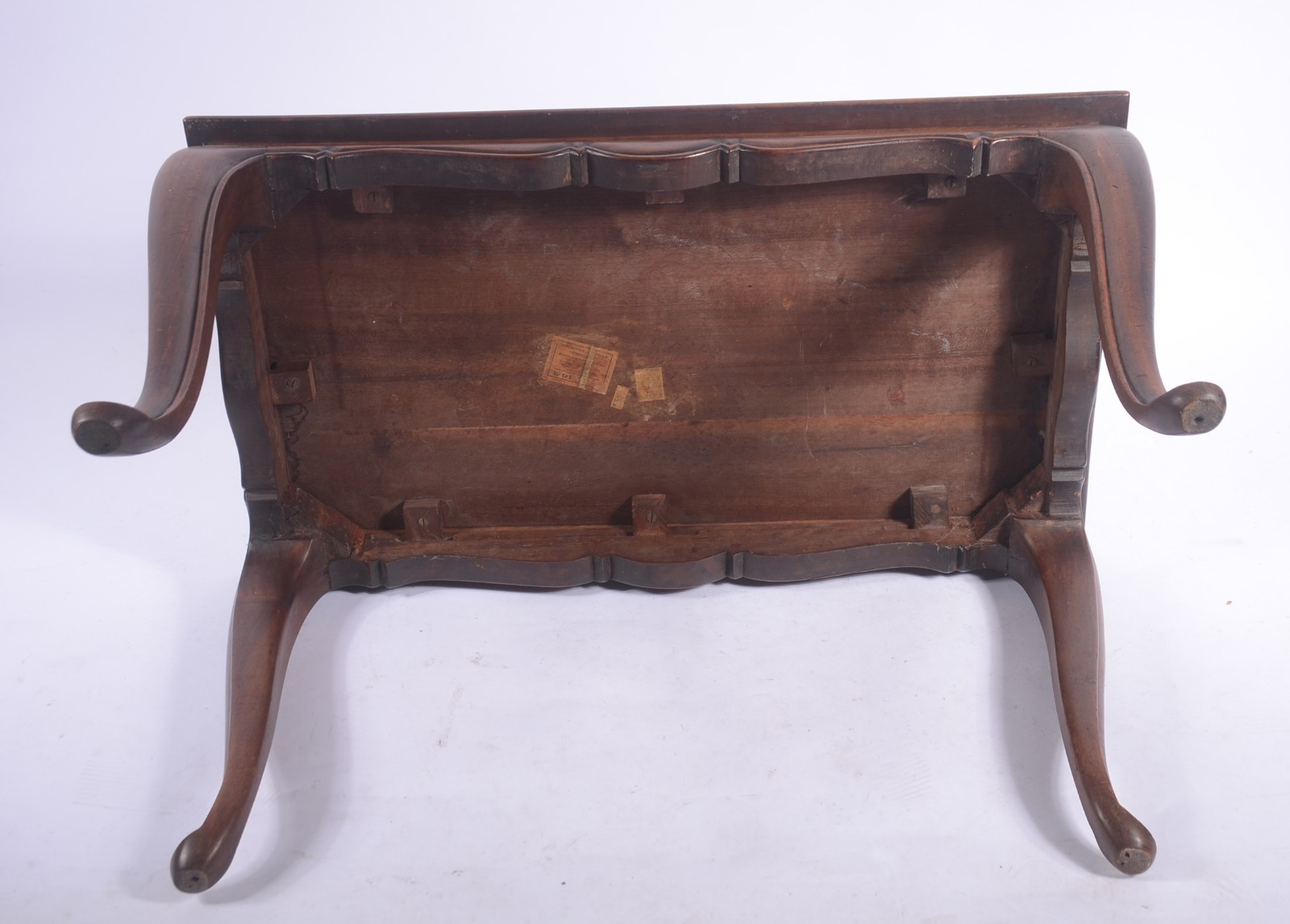 Mesa de madeira nobre, tampo apoiado em pernas ligeiramente... - foto 4 de 6
