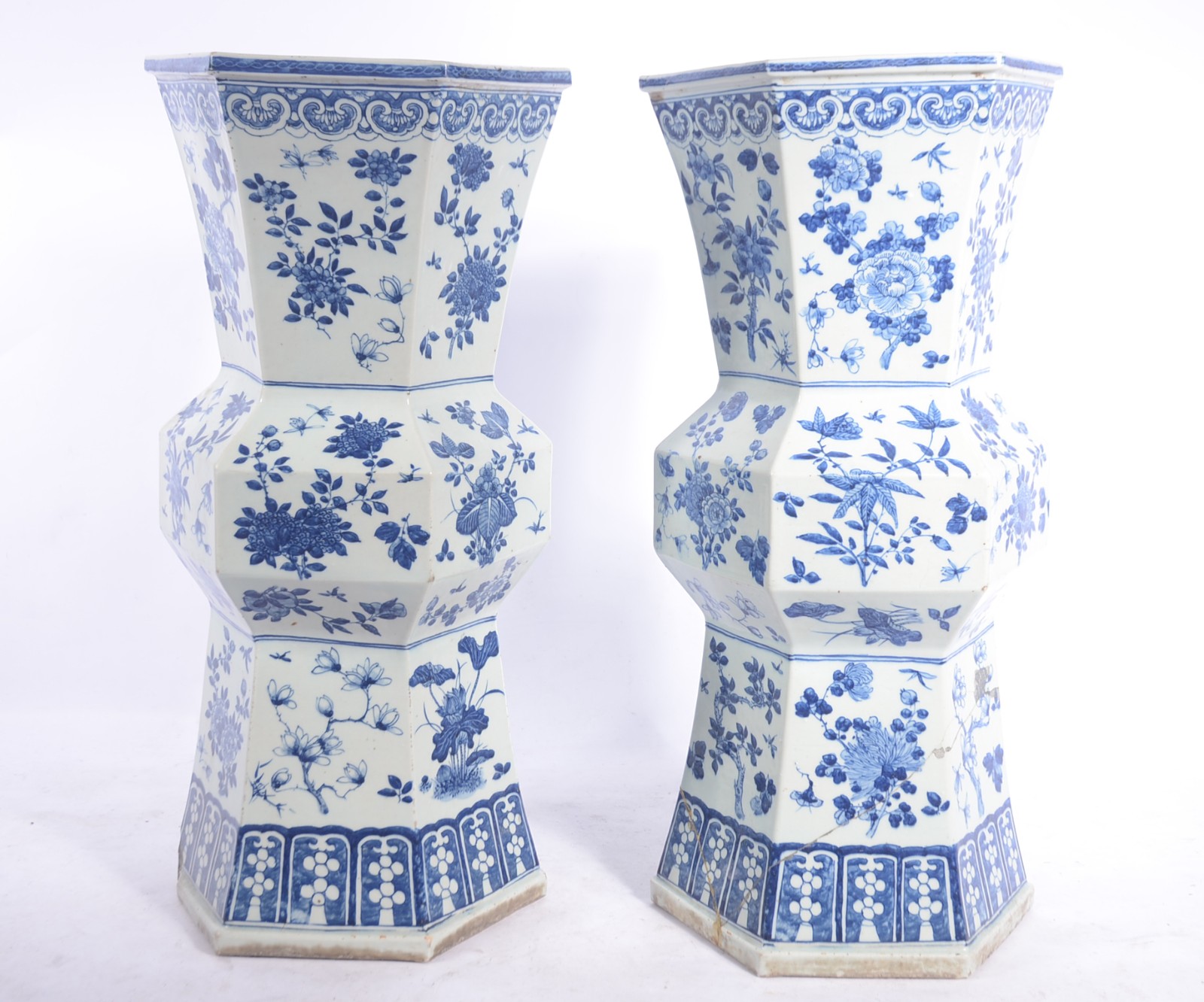Par de urnas de porcelana oriental na cor azul e branca. Com lascados... - foto 1 de 11