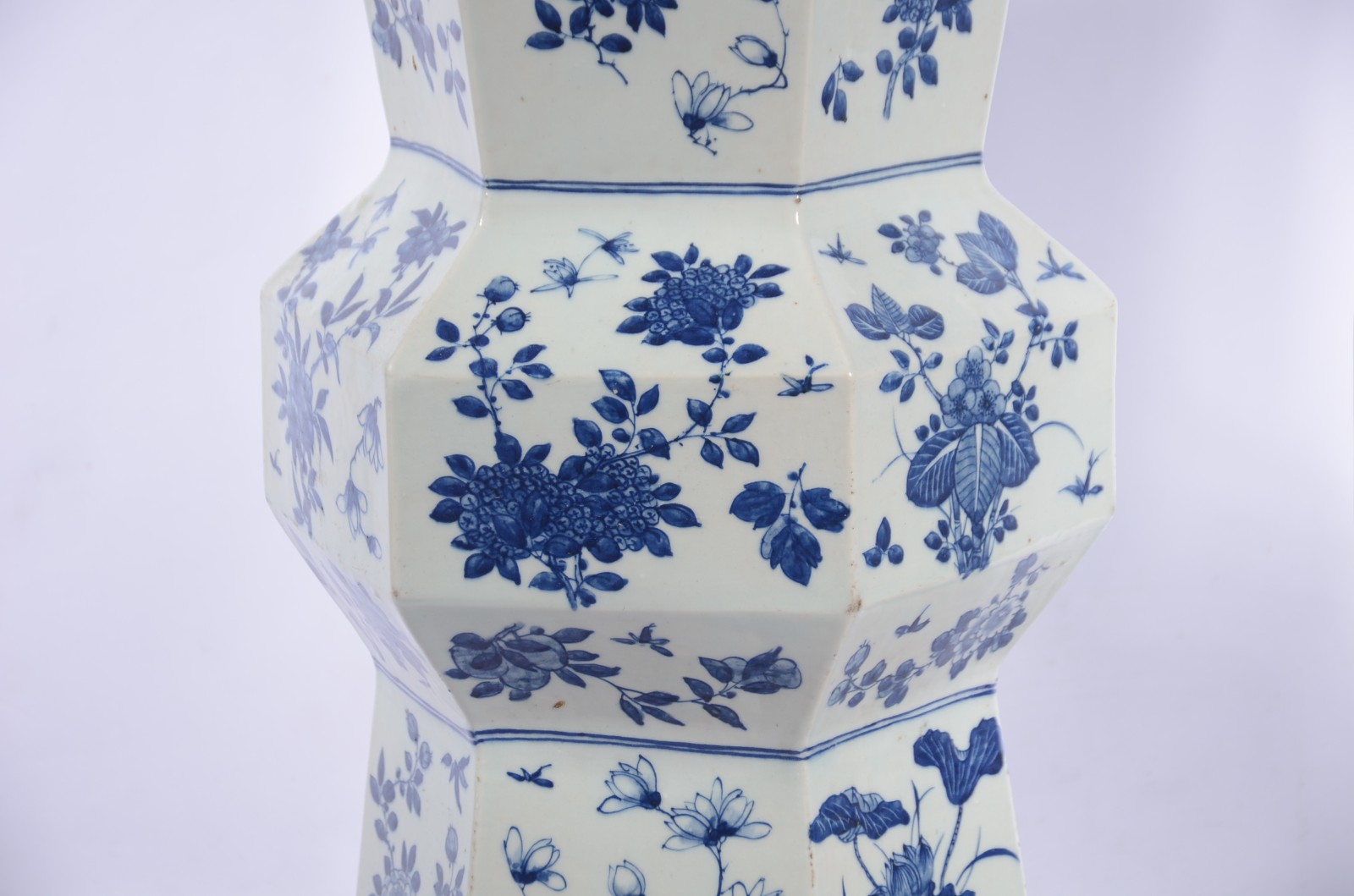 Par de urnas de porcelana oriental na cor azul e branca. Com lascados... - foto 3 de 11