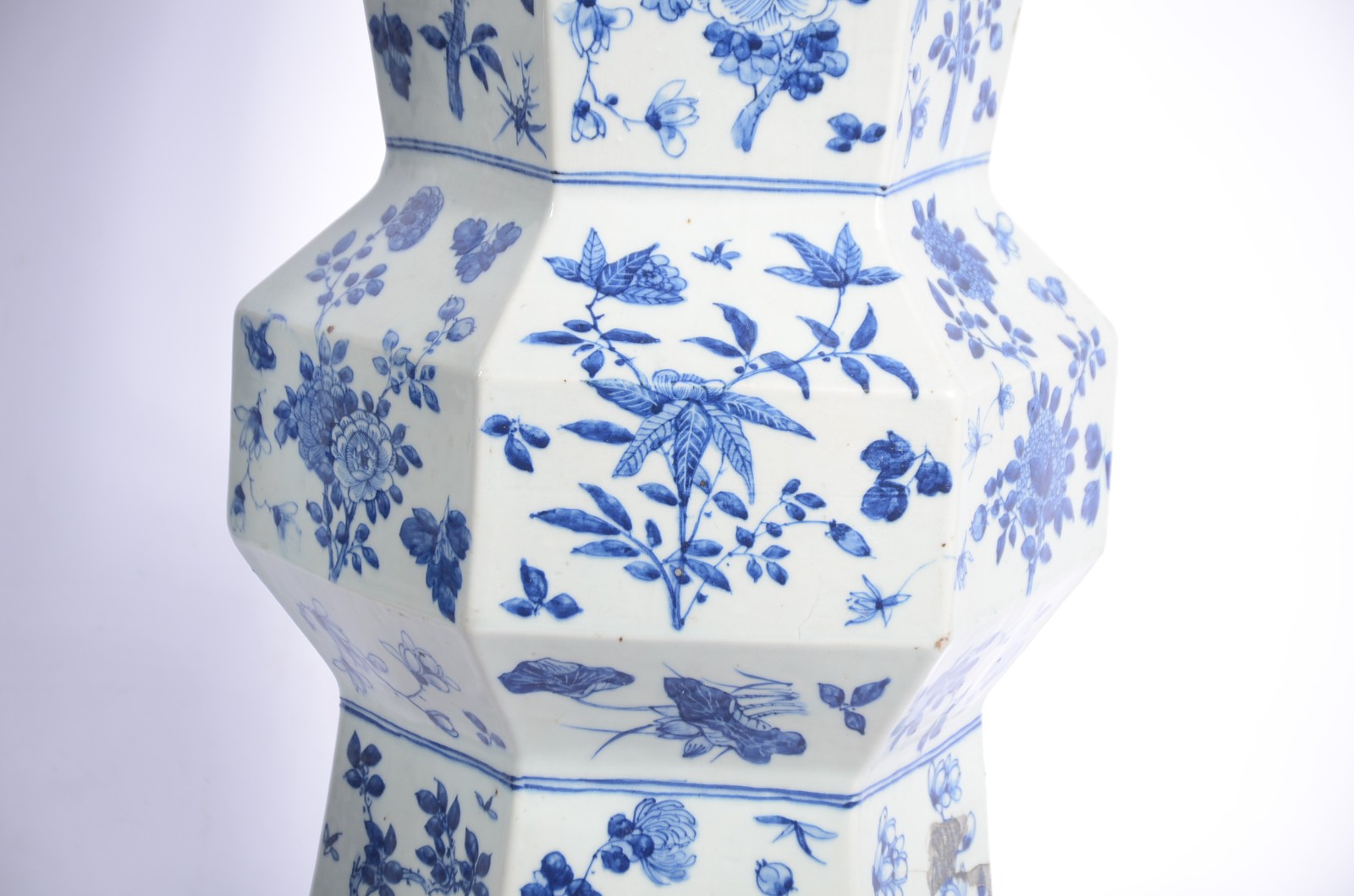 Par de urnas de porcelana oriental na cor azul e branca. Com lascados... - foto 4 de 11