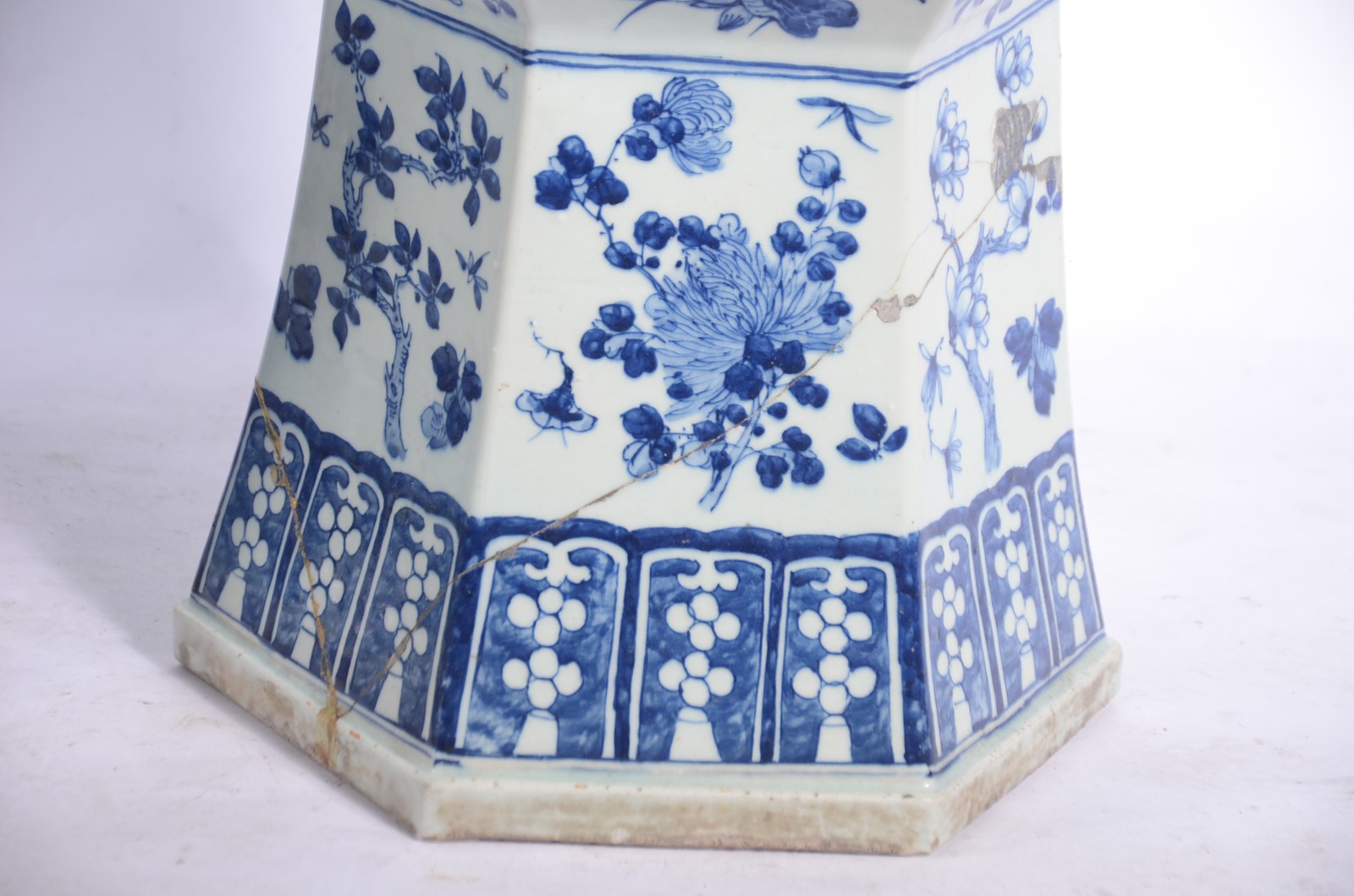 Par de urnas de porcelana oriental na cor azul e branca. Com lascados... - foto 5 de 11