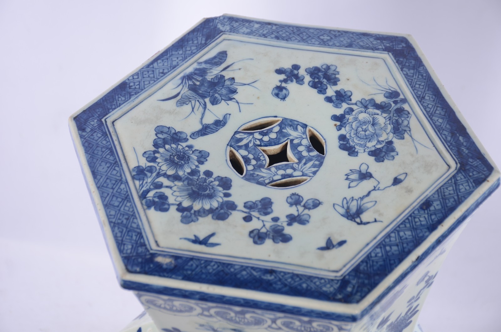 Par de urnas de porcelana oriental na cor azul e branca. Com lascados... - foto 6 de 11