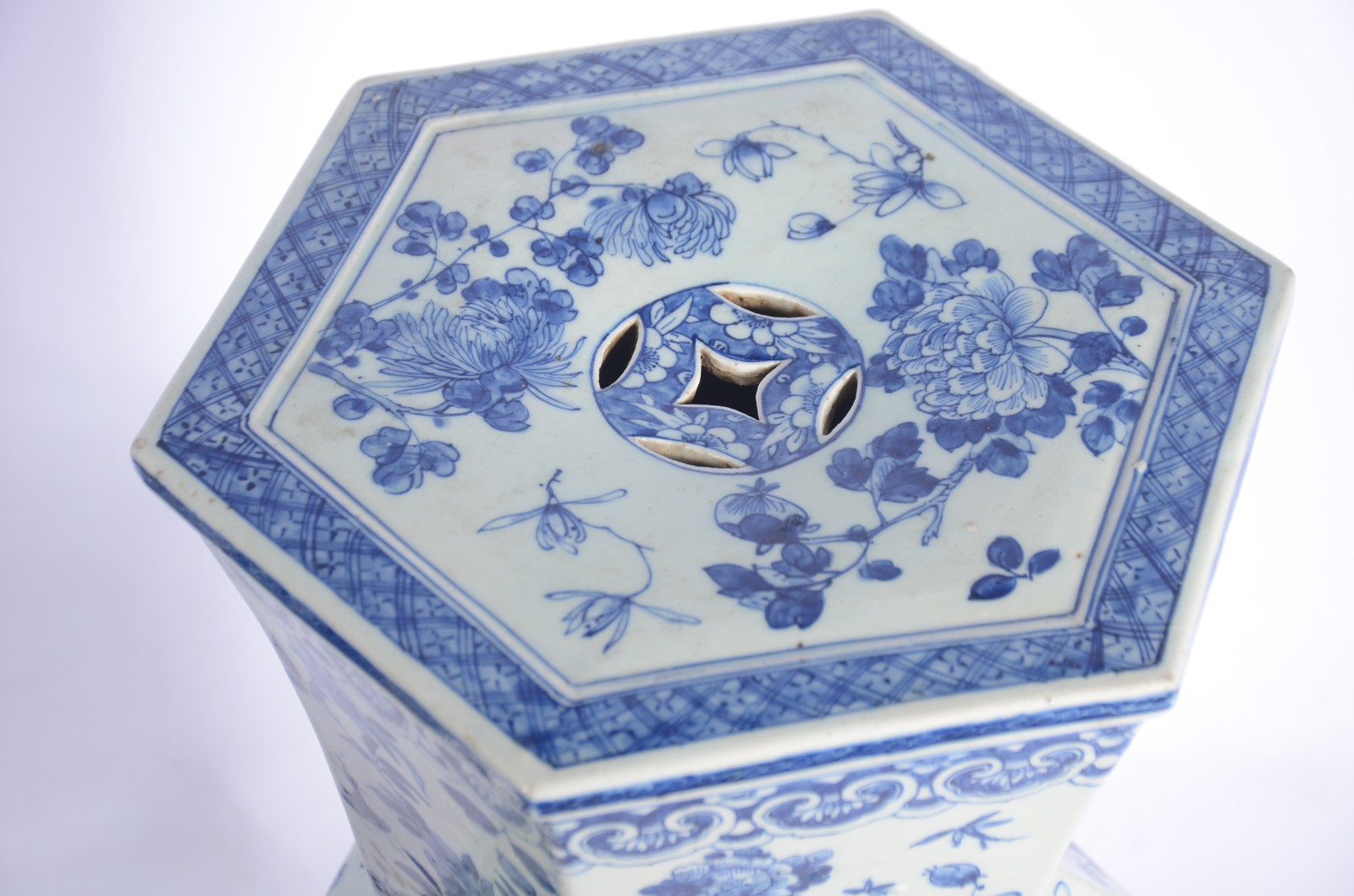 Par de urnas de porcelana oriental na cor azul e branca. Com lascados... - foto 7 de 11