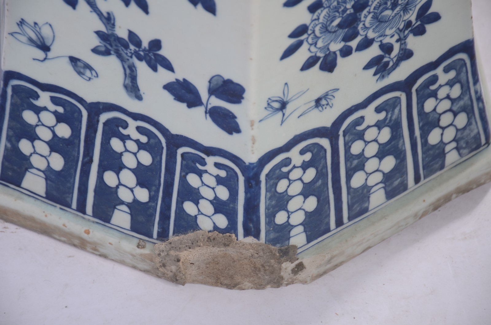 Par de urnas de porcelana oriental na cor azul e branca. Com lascados... - foto 8 de 11