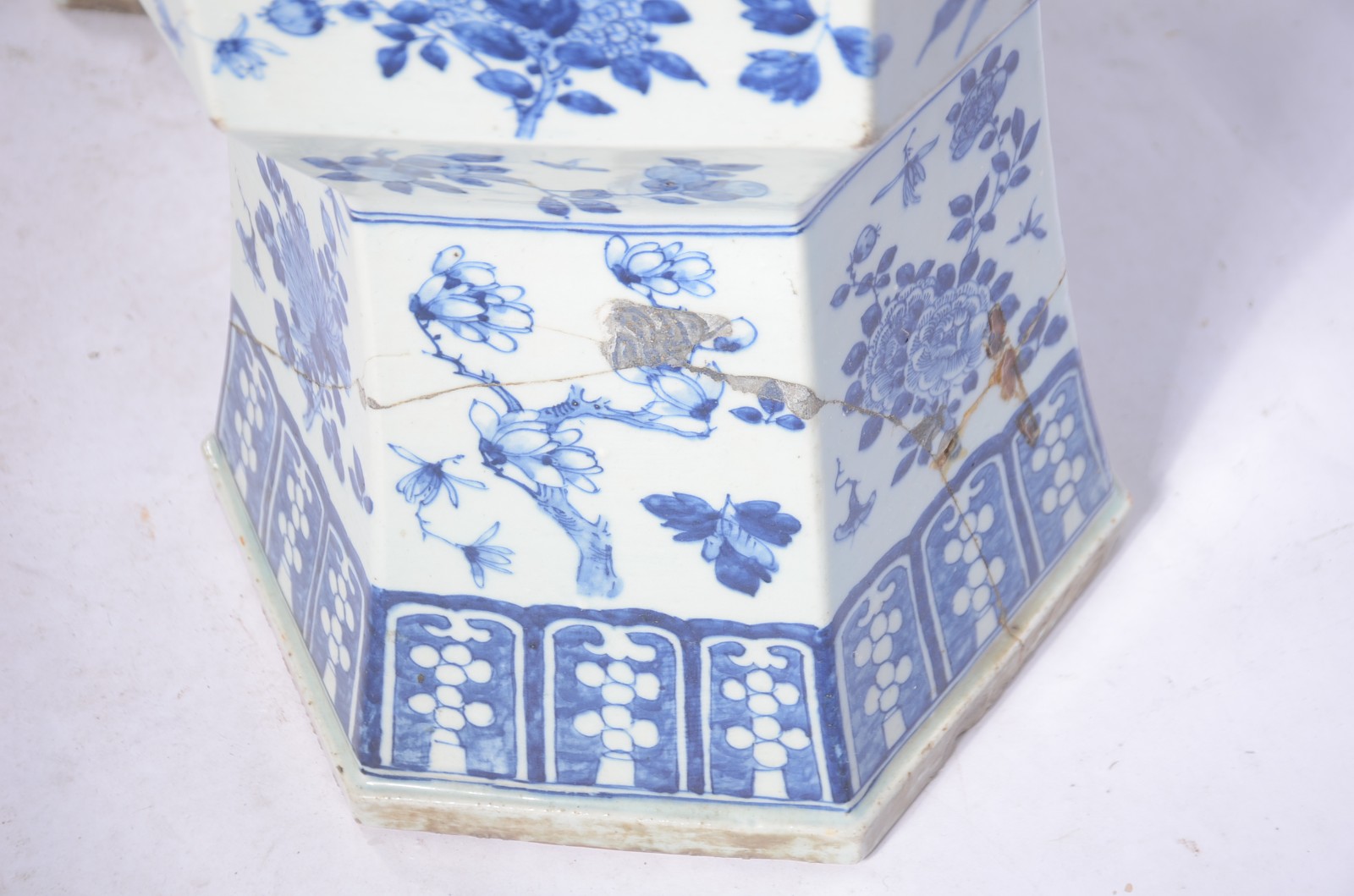 Par de urnas de porcelana oriental na cor azul e branca. Com lascados... - foto 9 de 11