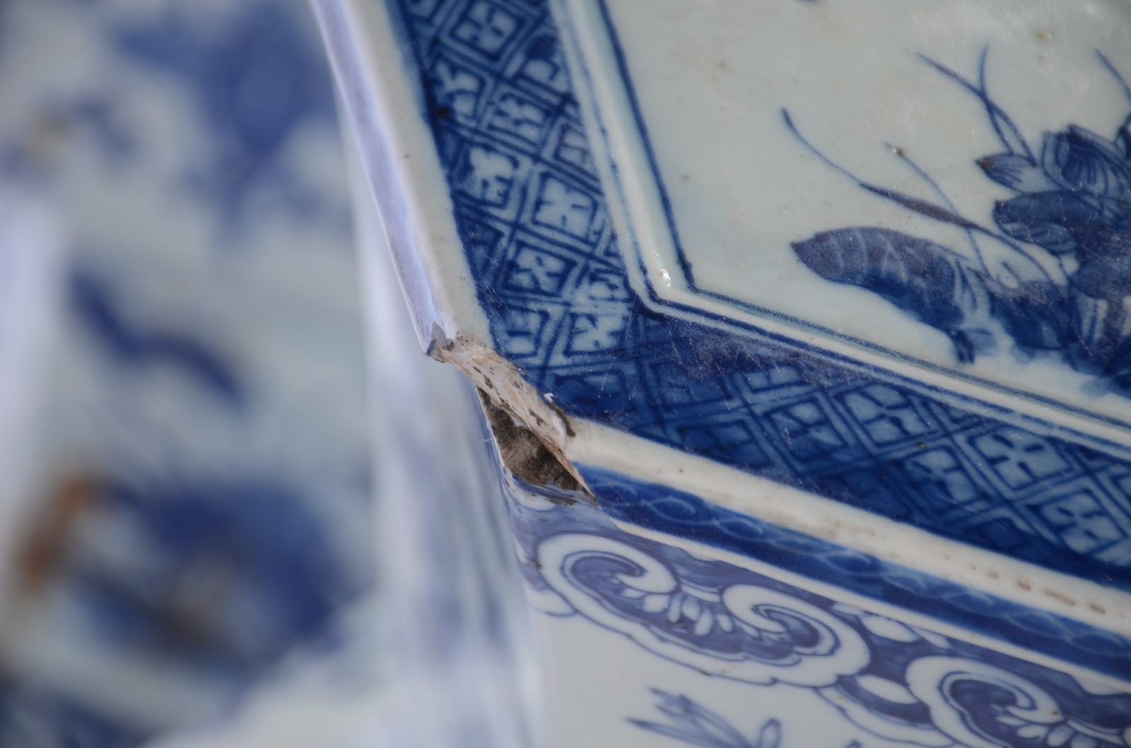 Par de urnas de porcelana oriental na cor azul e branca. Com lascados... - foto 10 de 11