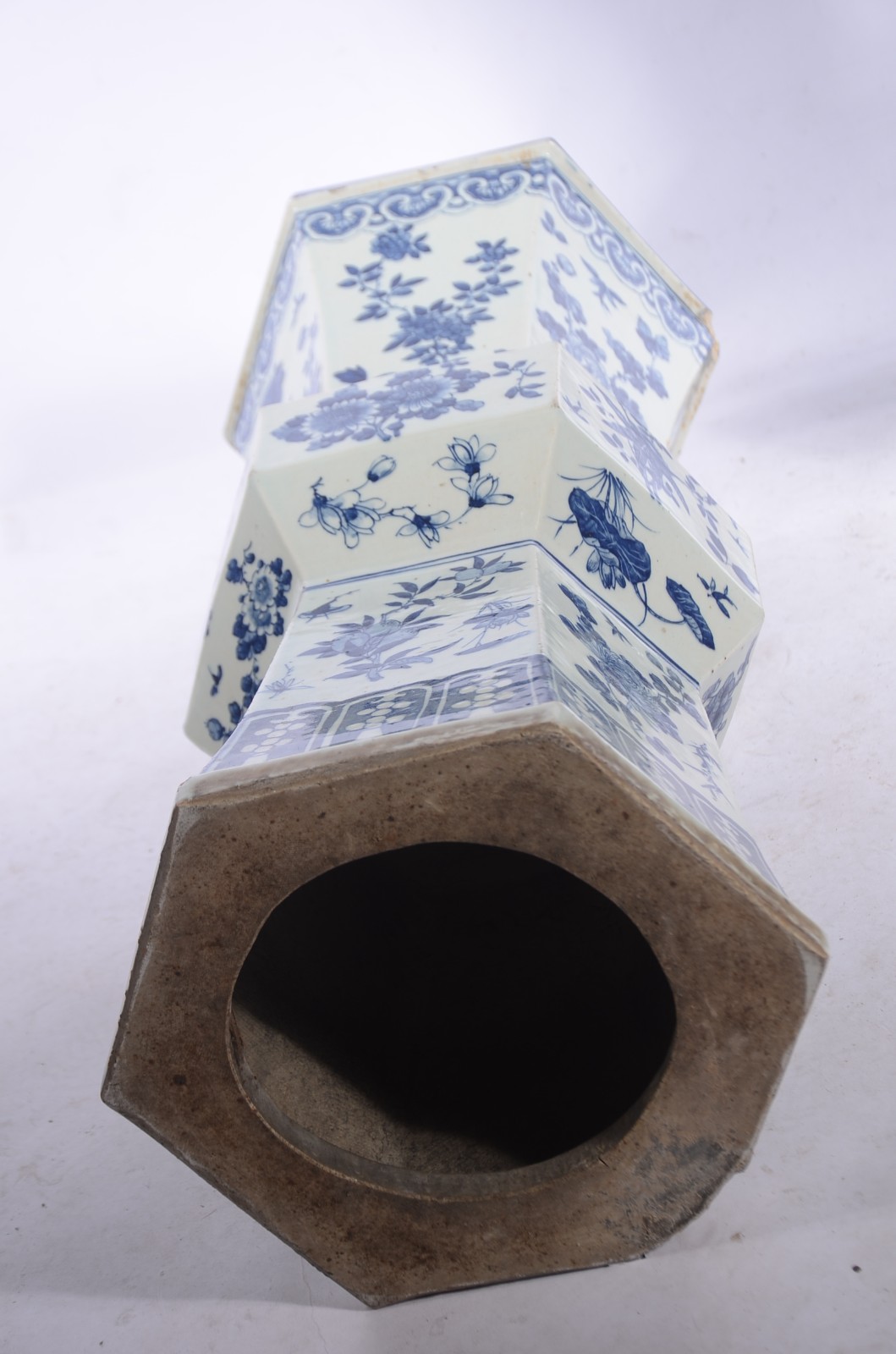 Par de urnas de porcelana oriental na cor azul e branca. Com lascados... - foto 11 de 11