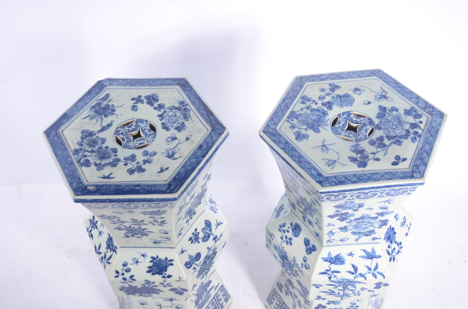 Par de urnas de porcelana oriental na cor azul e branca. Com lascados... - foto 2 de 11