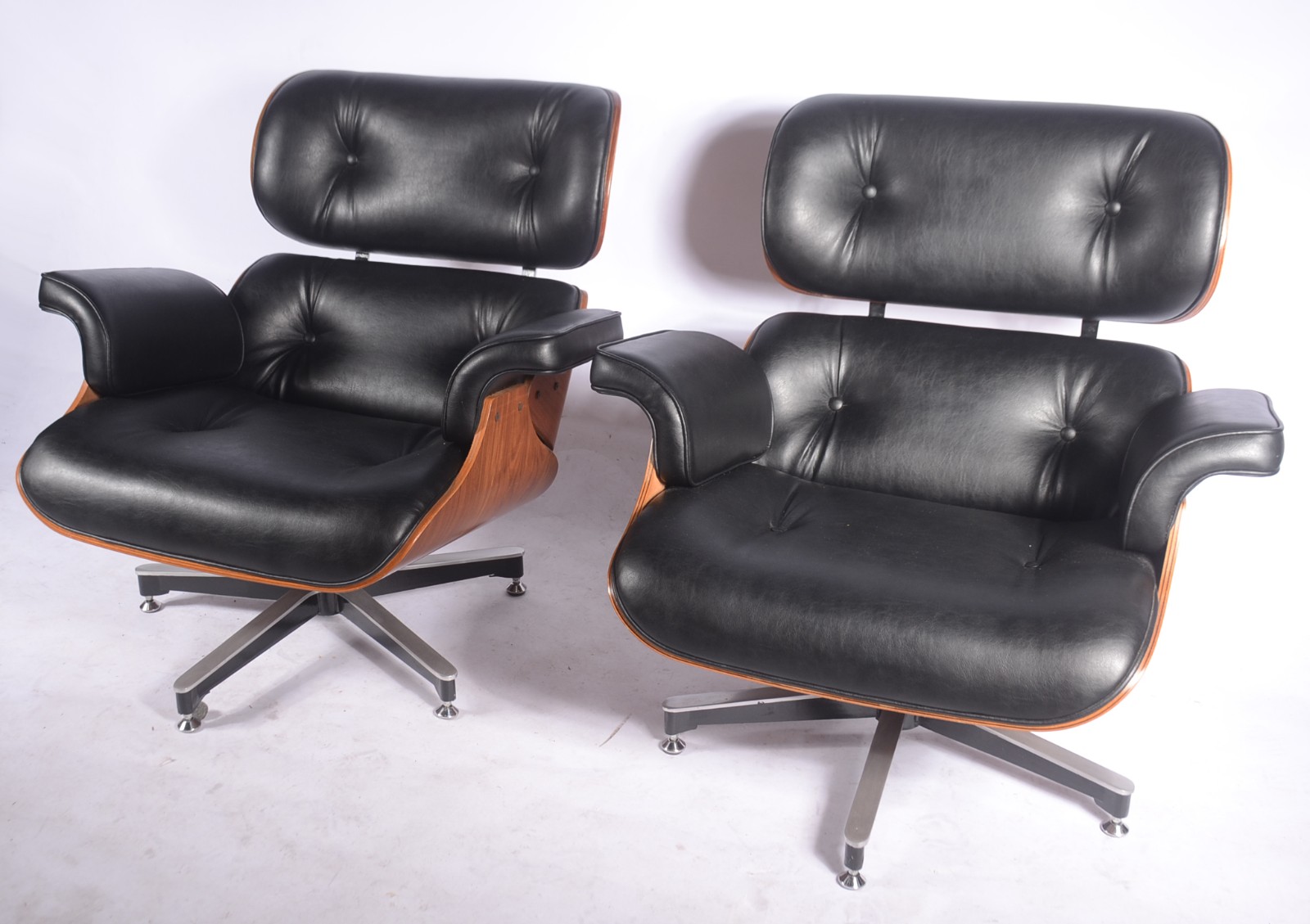 Par de poltronas "Charles Eames" em madeira e couro ecológico na cor... - foto 1 de 7
