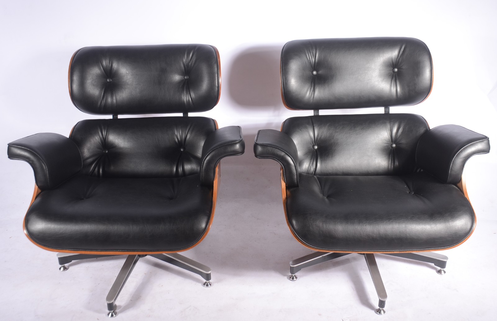 Par de poltronas "Charles Eames" em madeira e couro ecológico na cor... - foto 2 de 7