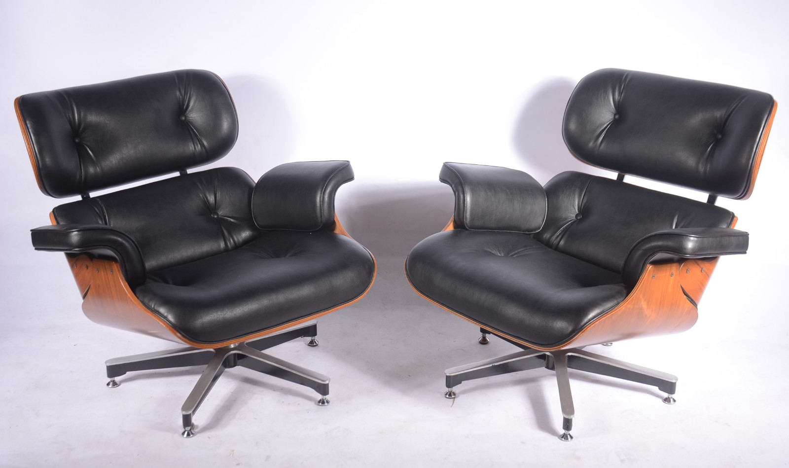 Par de poltronas "Charles Eames" em madeira e couro ecológico na cor... - foto 3 de 7