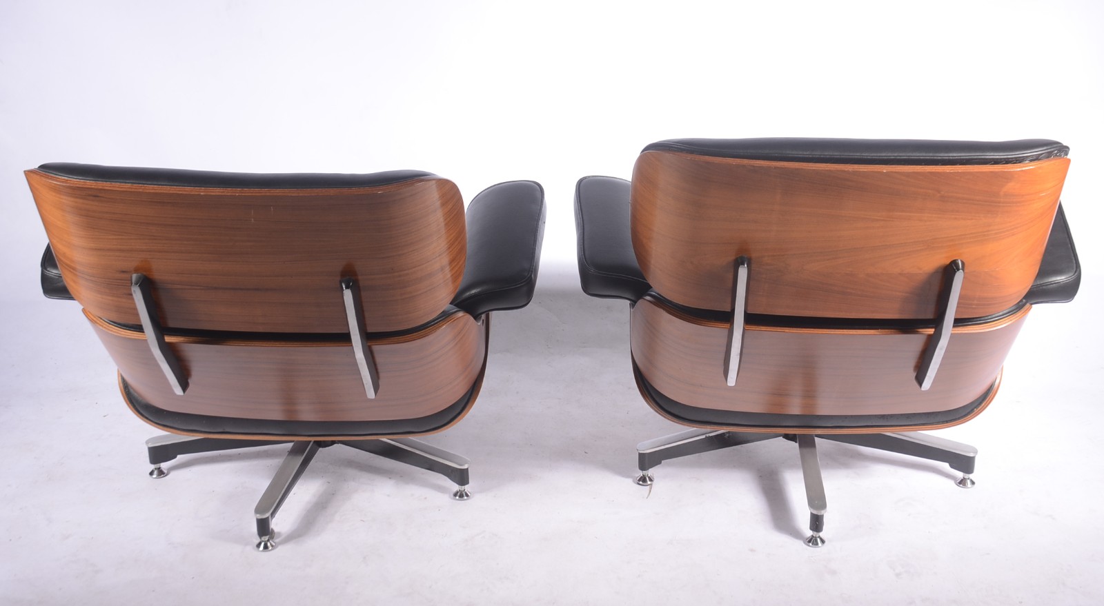 Par de poltronas "Charles Eames" em madeira e couro ecológico na cor... - foto 4 de 7
