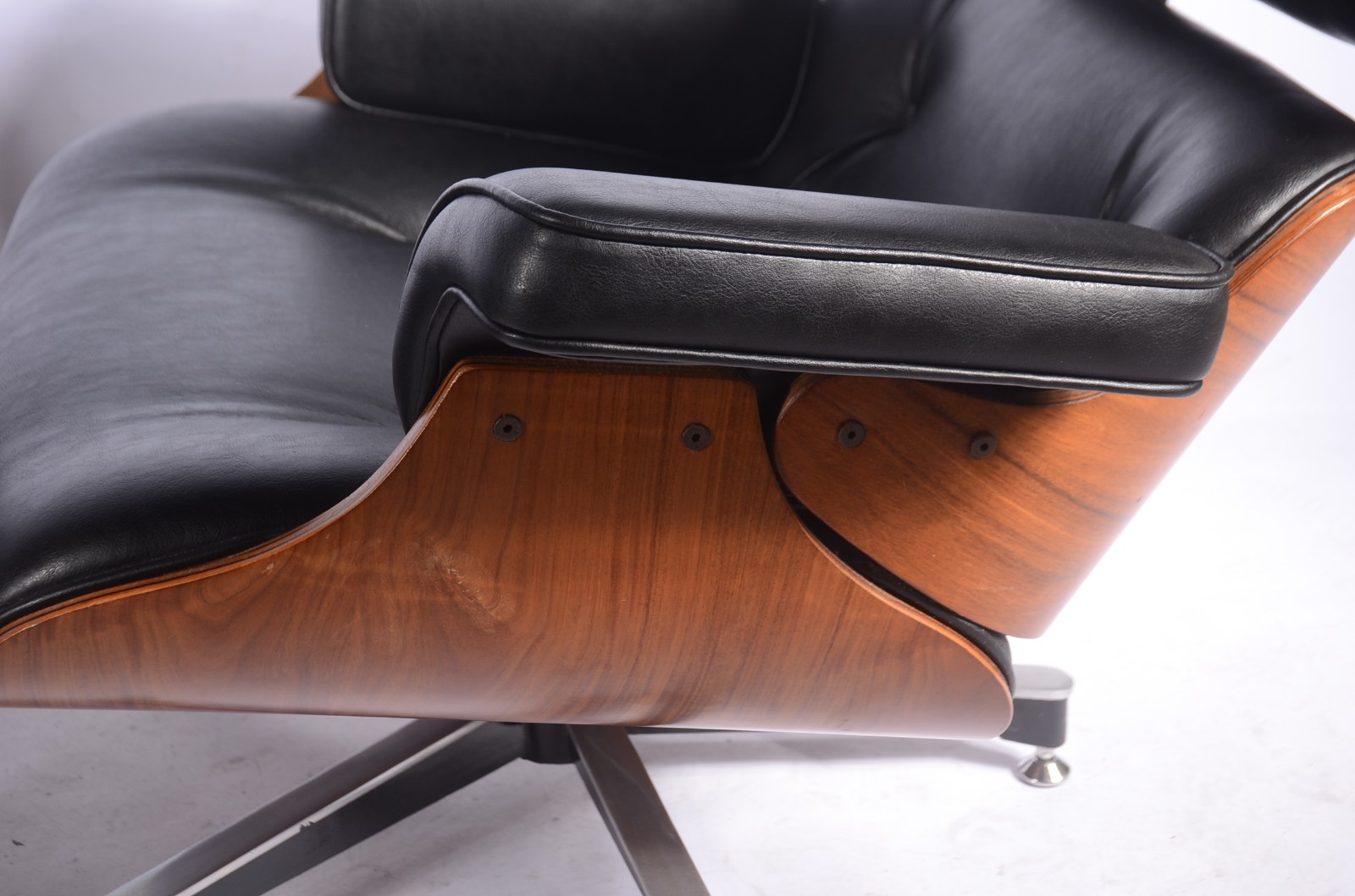 Par de poltronas "Charles Eames" em madeira e couro ecológico na cor... - foto 5 de 7