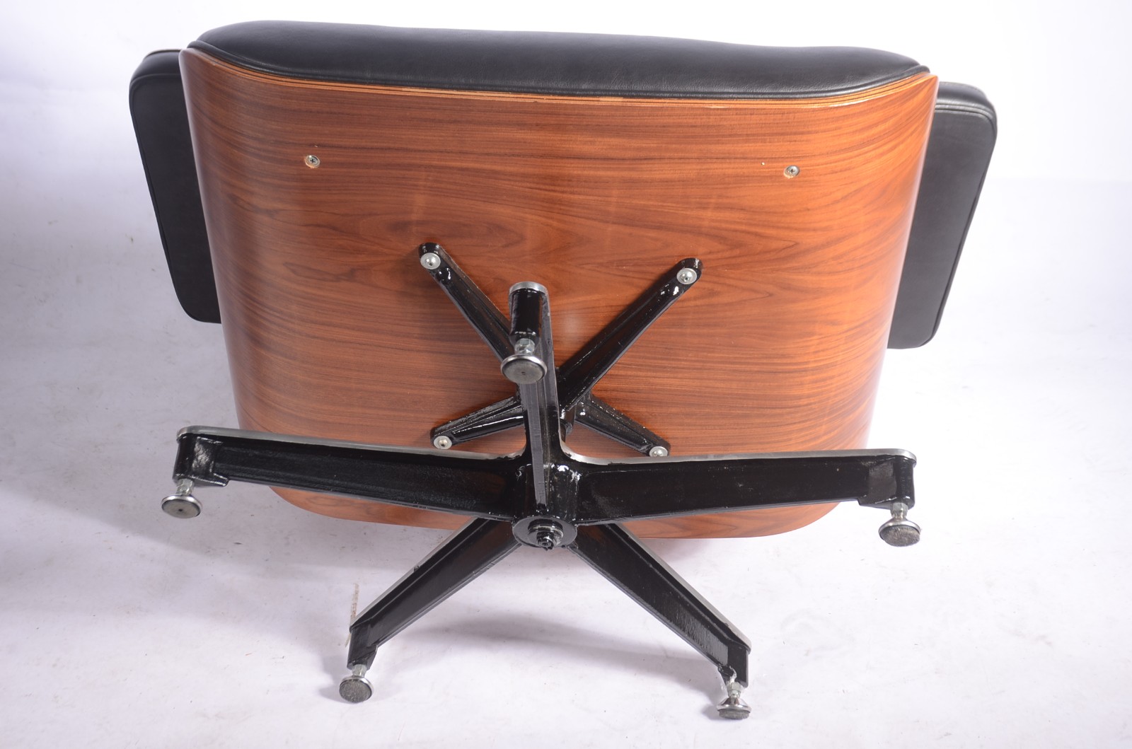 Par de poltronas "Charles Eames" em madeira e couro ecológico na cor... - foto 6 de 7
