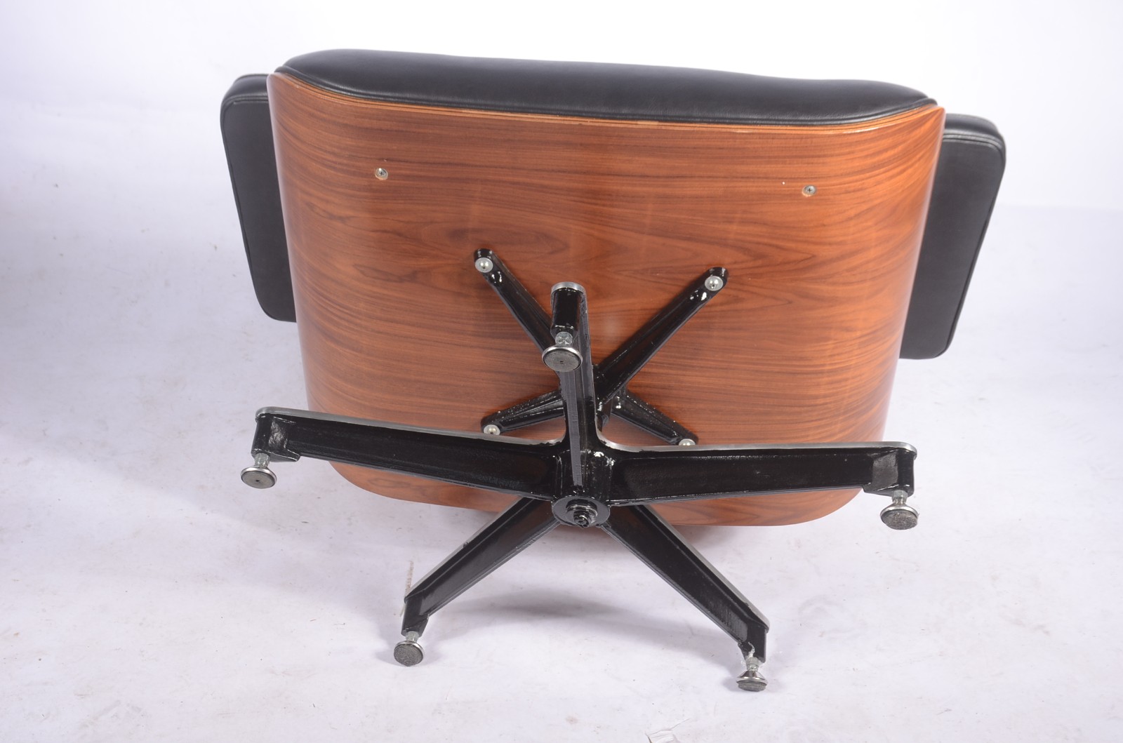 Par de poltronas "Charles Eames" em madeira e couro ecológico na cor... - foto 7 de 7