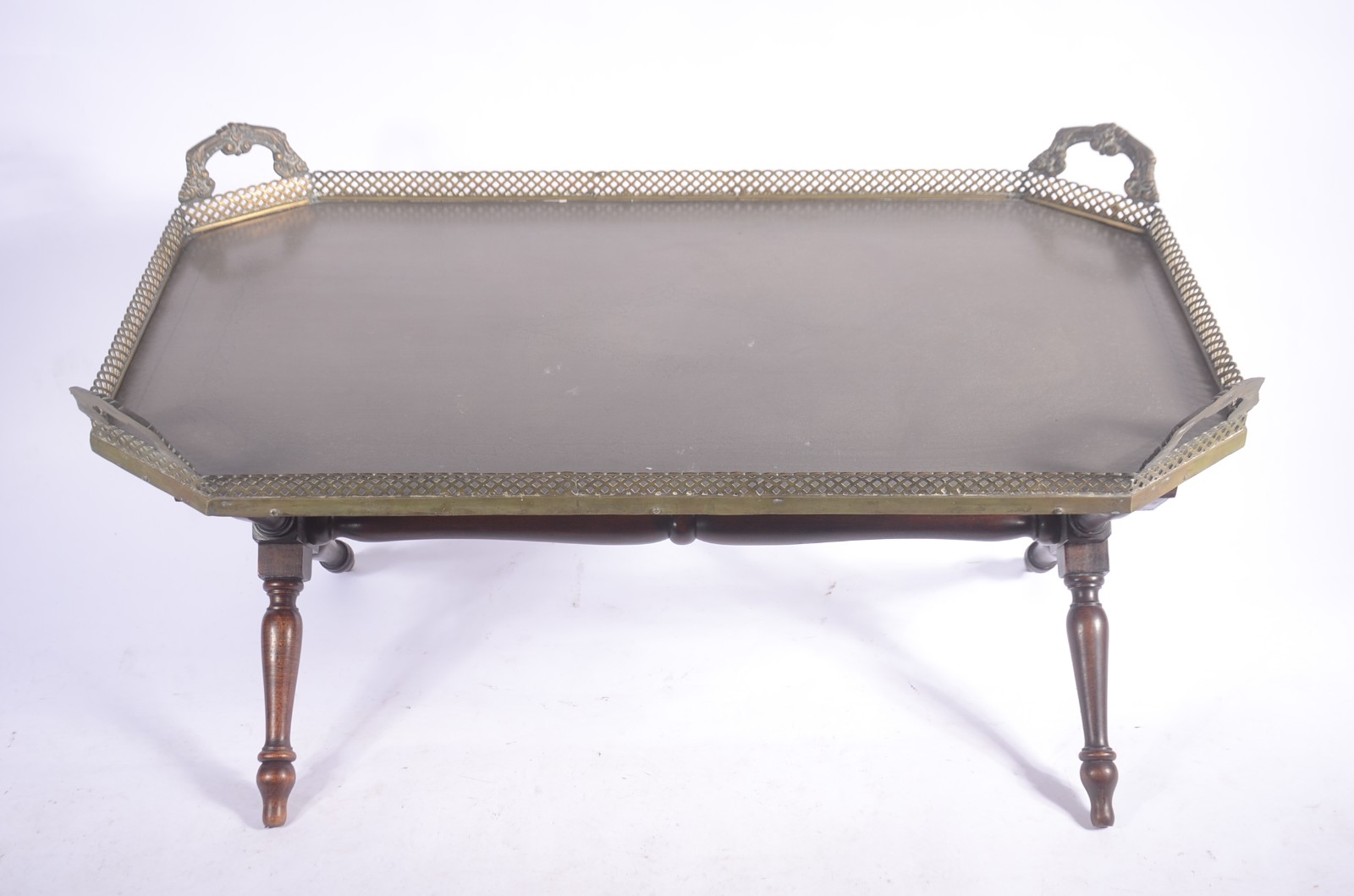 Mesa de centro com tampo em tabuleiro de metal, base de madeira... - foto 2 de 8