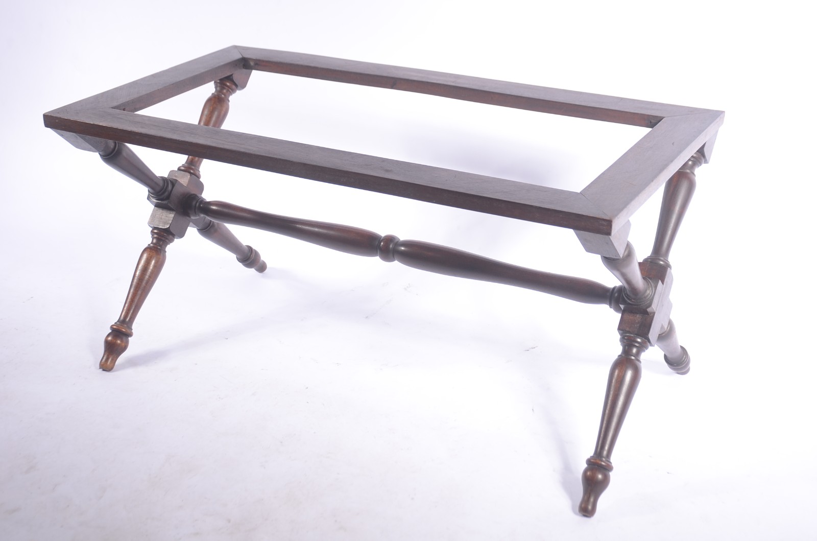 Mesa de centro com tampo em tabuleiro de metal, base de madeira... - foto 4 de 8