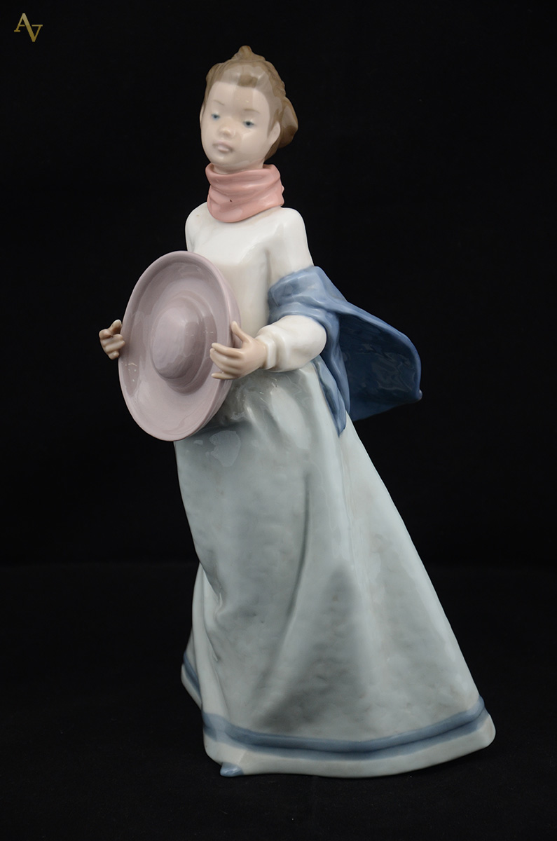 NAO - Escultura de porcelana representando menina com chapéu. Altura... - foto 1 de 2