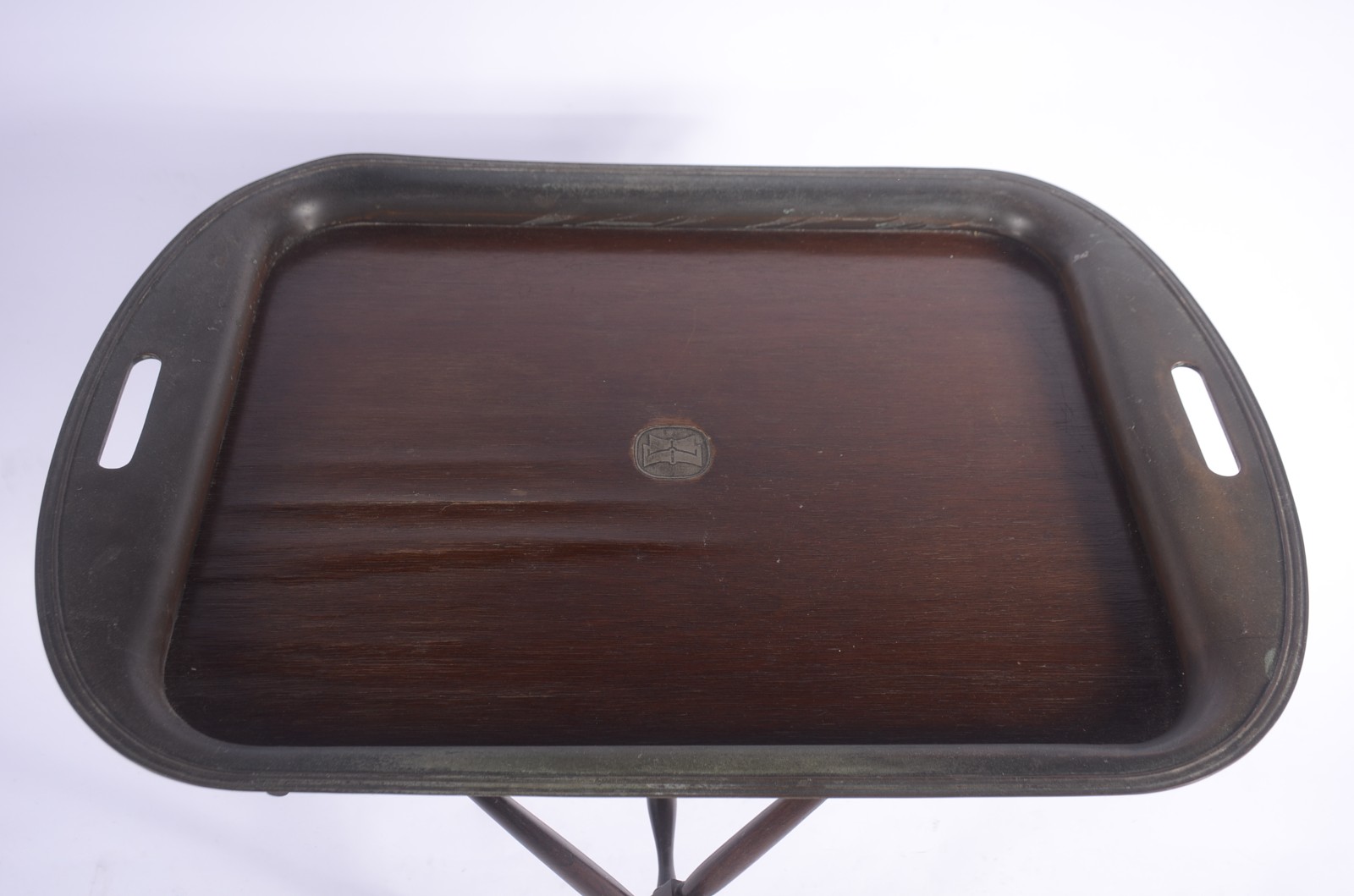 Mesa com tampo "bandeja" de madeira com borda de metal e base feitio... - foto 3 de 11