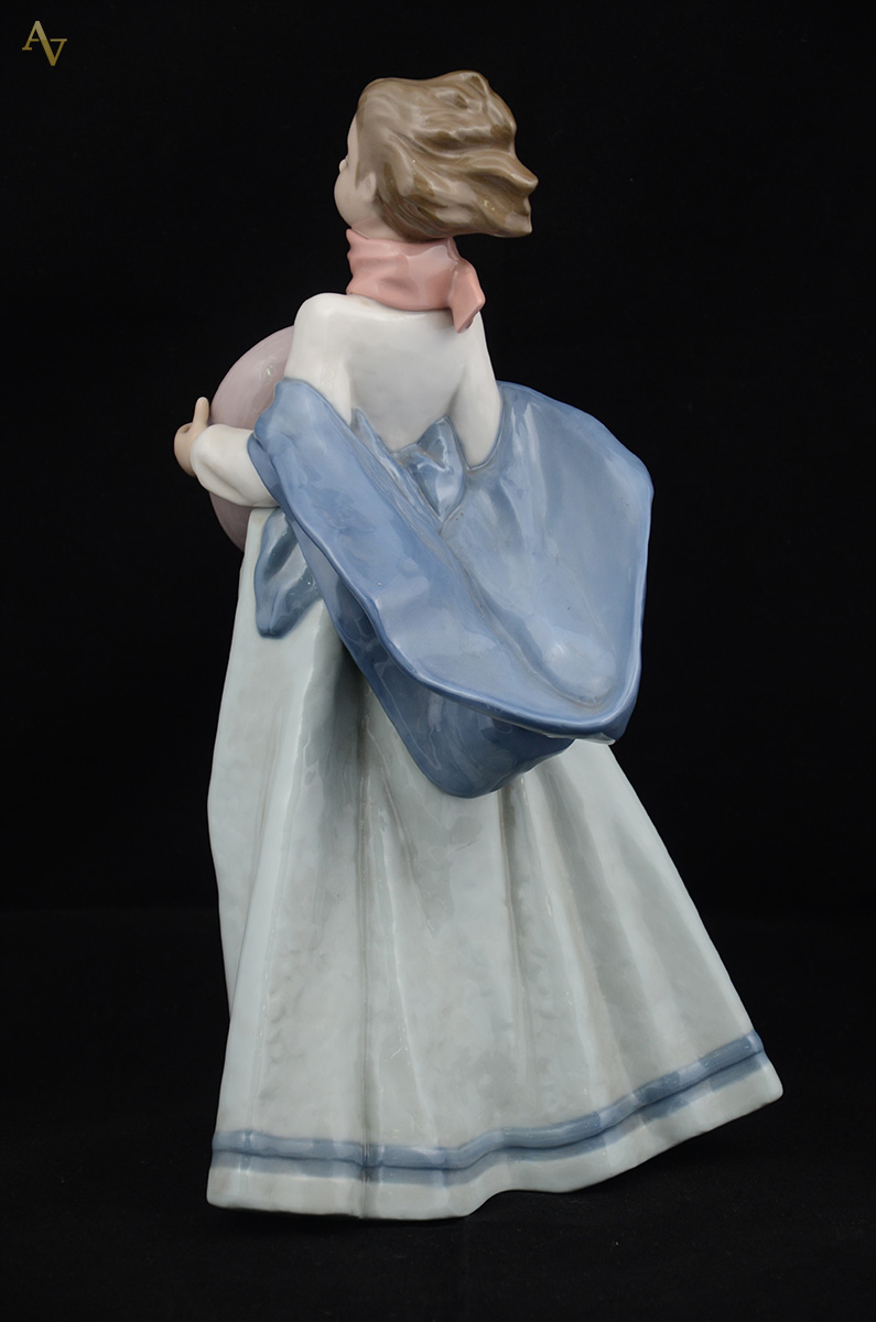 NAO - Escultura de porcelana representando menina com chapéu. Altura... - foto 2 de 2