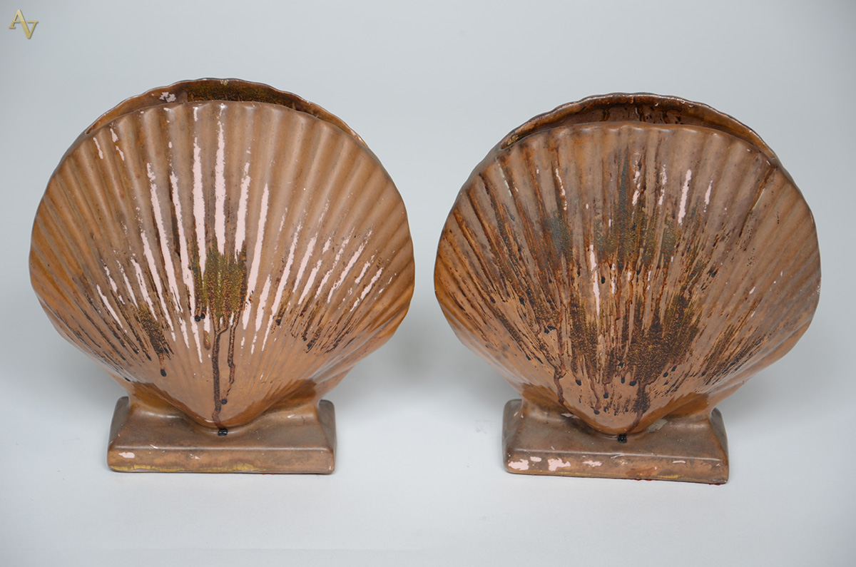 Par de serre livres de porcelana no formato de conchas, altura 20 cm.