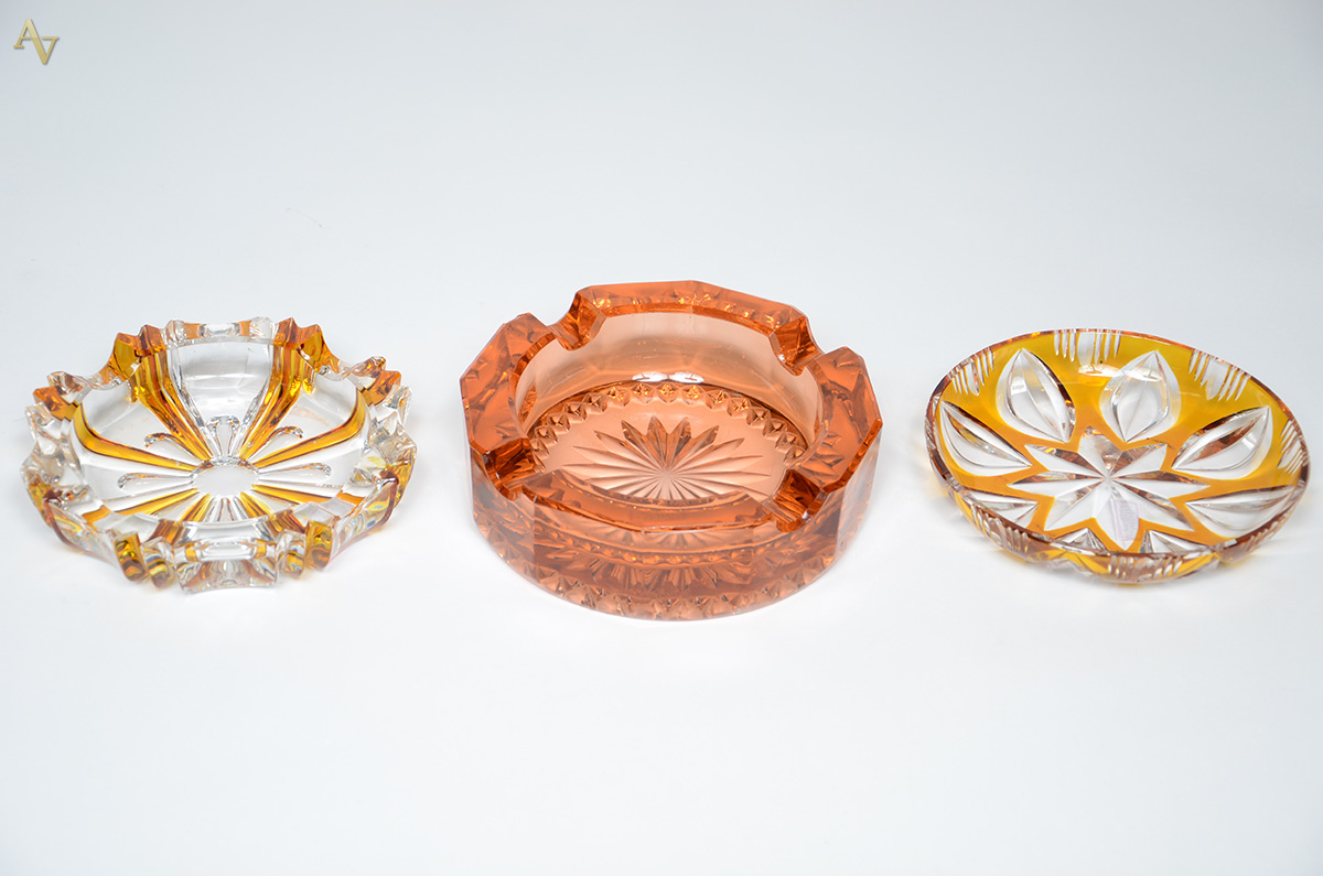 Três peças de cristal na cor âmbar. Diâmetros de 15 cm à 16,5 cm.