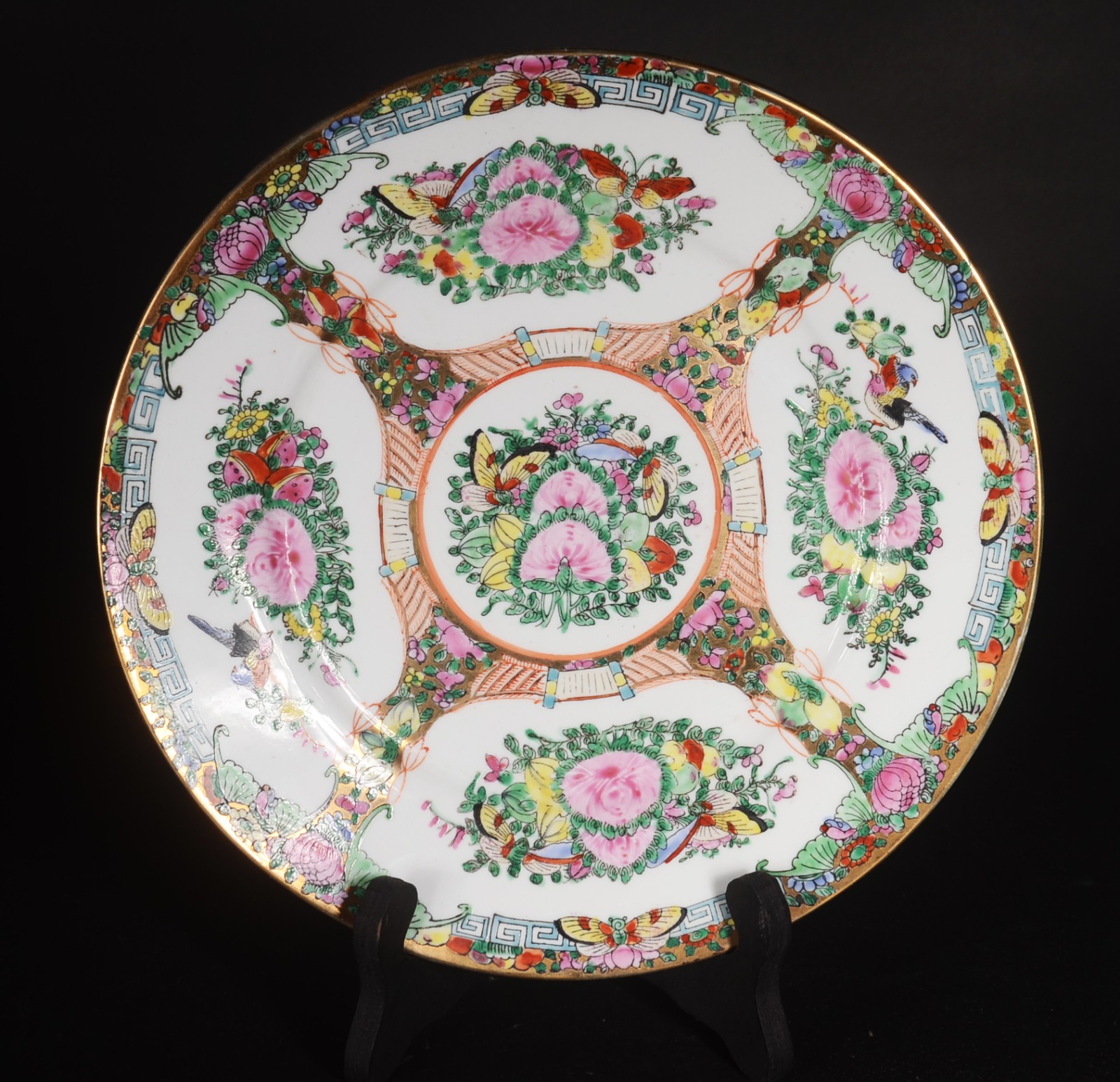 Prato de porcelana oriental com flores e pássaros em policromia. - foto 1 de 8