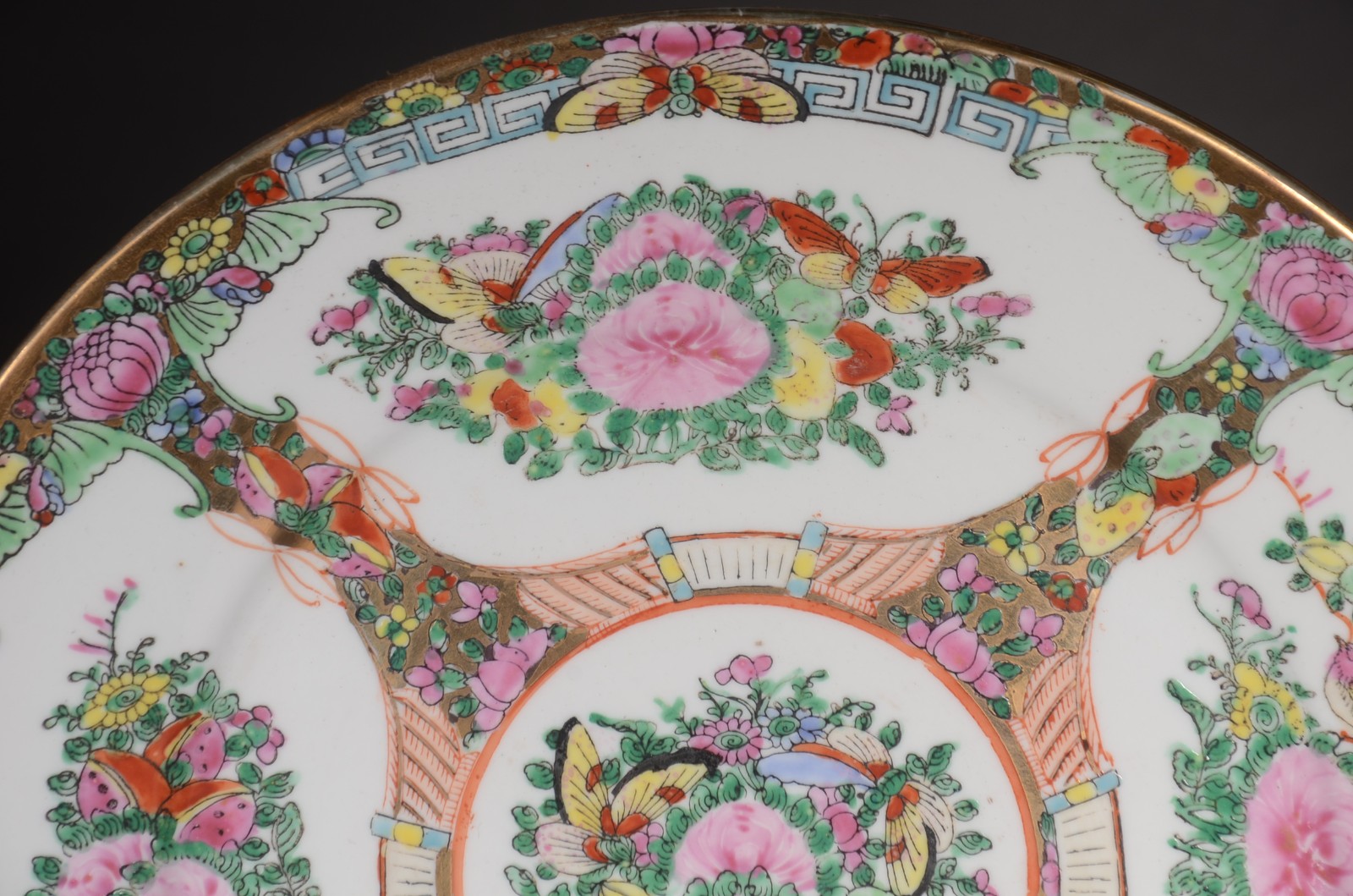 Prato de porcelana oriental com flores e pássaros em policromia. - foto 2 de 8