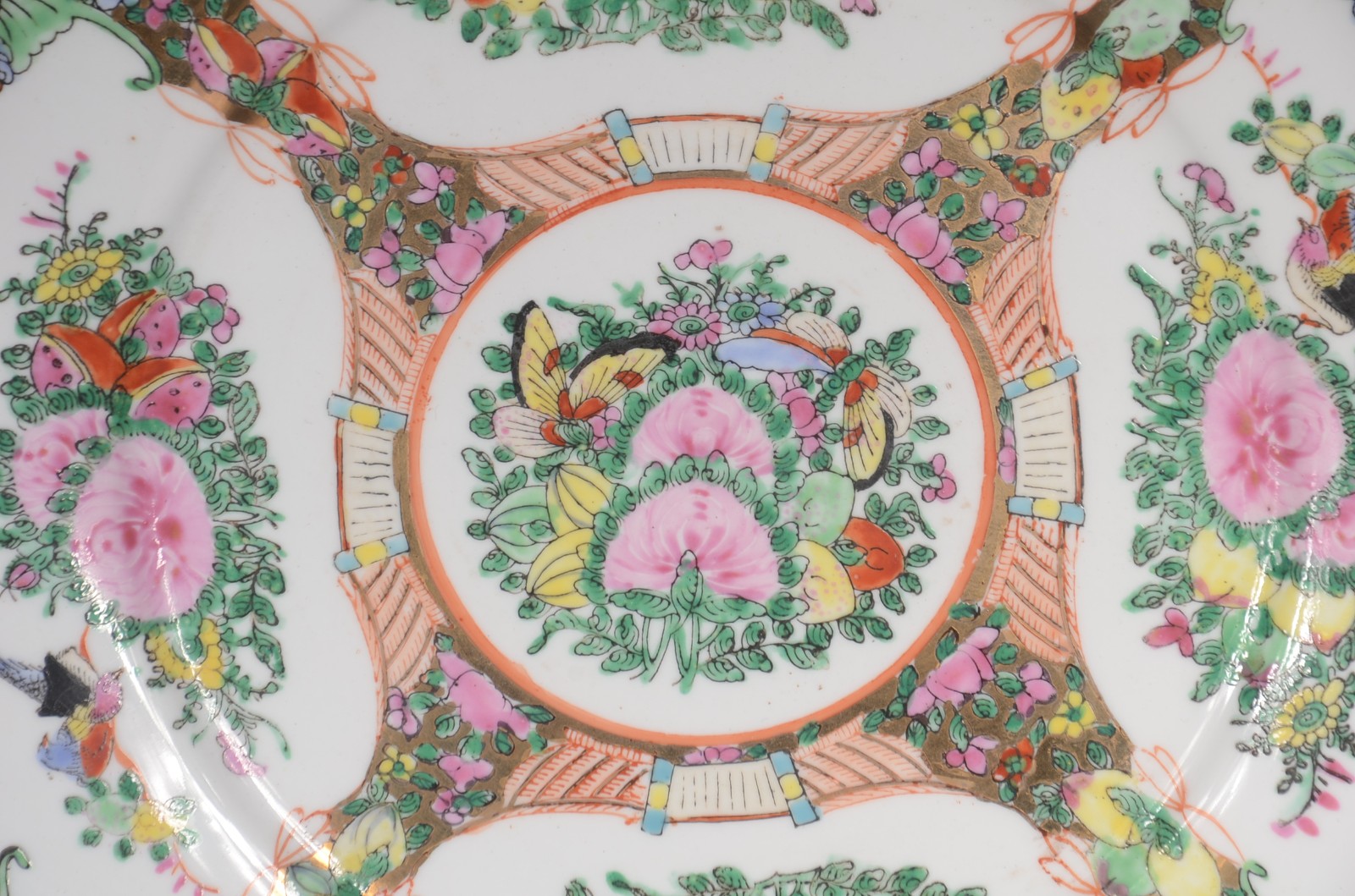 Prato de porcelana oriental com flores e pássaros em policromia. - foto 3 de 8